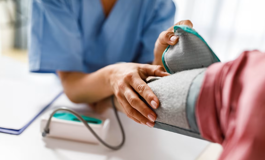 Các nhà tuyển dụng chăm sóc sức khỏe tiếp tục tuyển dụng với tốc độ ổn định do dân số già của đất nước và sự cần thiết của các dịch vụ y tế, cho phép một số người Mỹ bắt đầu sự nghiệp trong ngành. skynesher / E + / Hình ảnh Getty