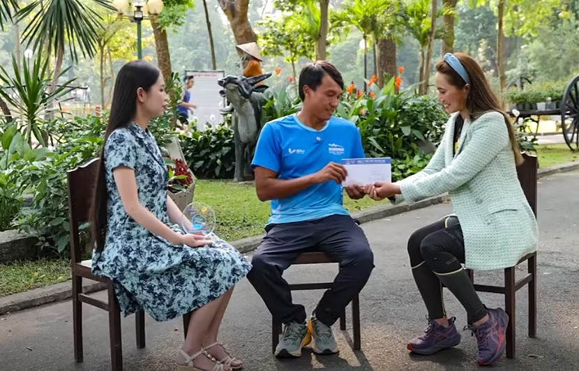 Thanh Vũ - Đại sứ thương hiệu Number 1, Tập đoàn Tân Hiệp Phát - trò chuyện và tặng quà kình ngư Hán Quang Thoại - Ảnh: THP