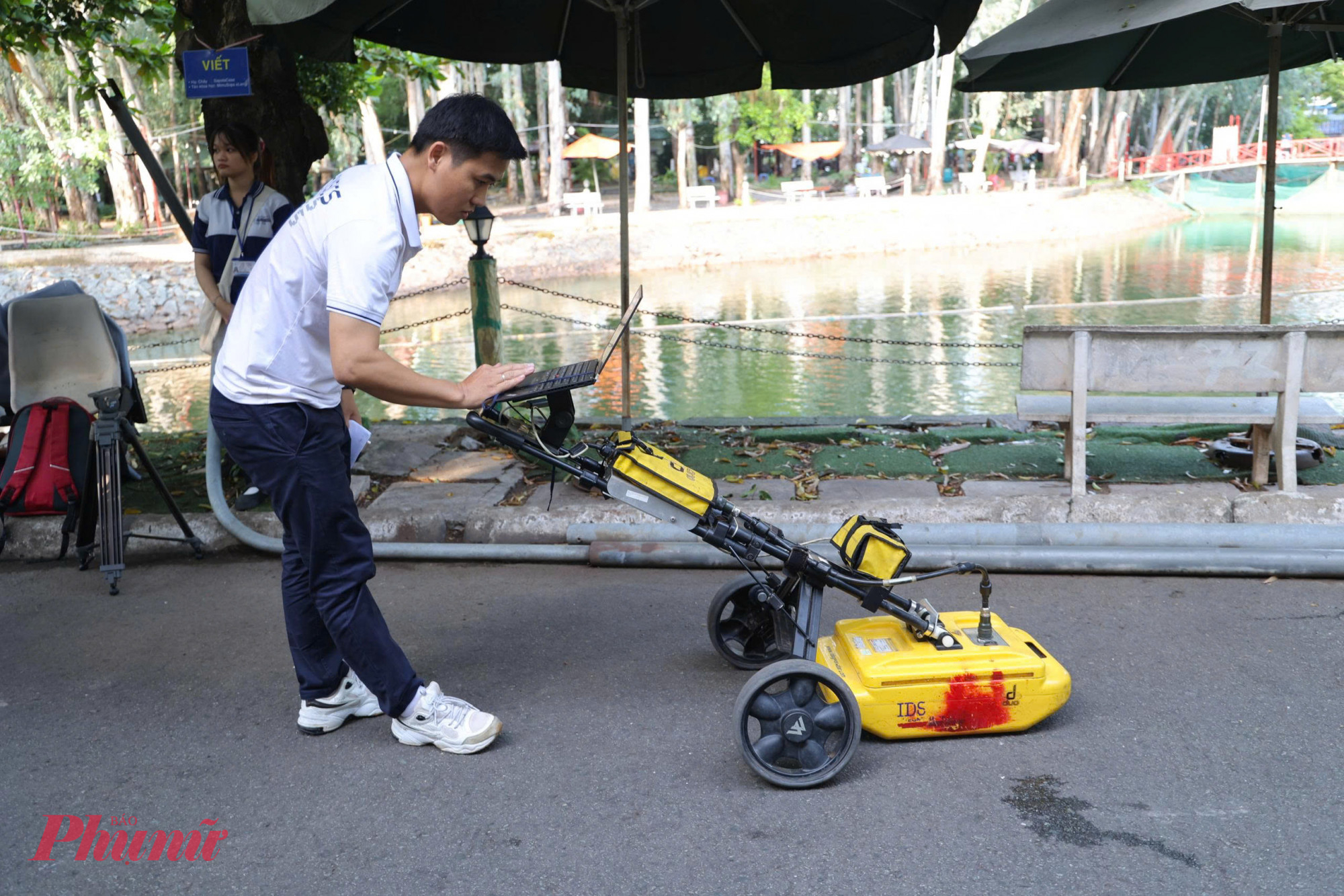 Tại hiện trường, lực lượng công binh cùng nhóm nghiên cứu đã đưa các thiết bị chuyên dụng gồm radar xuyên đất, hệ thống đo ảnh điện và thiết bị rà phá bom mìn vào khảo sát tại 3 khu vực nghi vấn trong khuôn viên công viên.