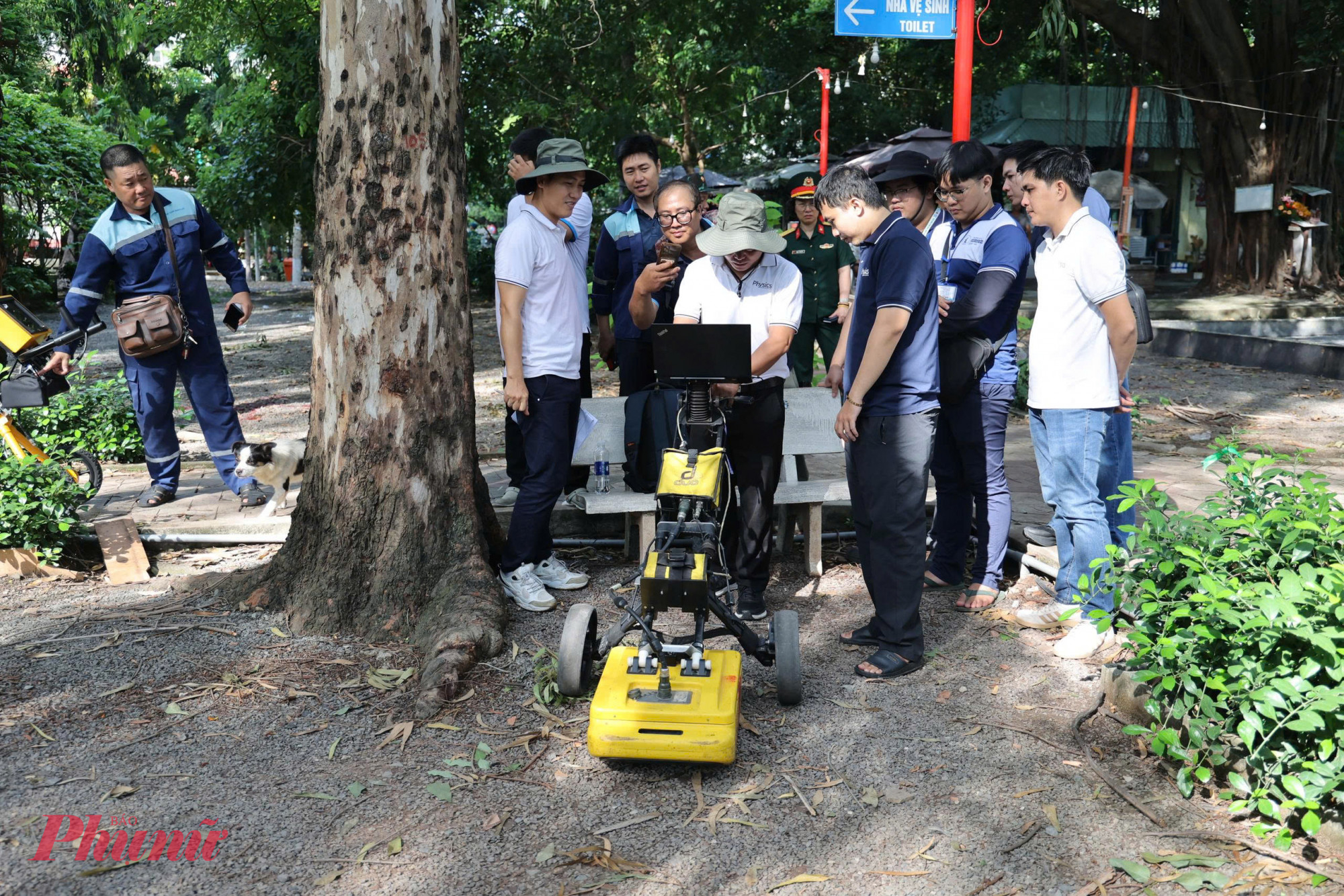 Ngày 15/6, tại Công viên Lê Thị Riêng (TPHCM), Bộ Tư lệnh TPHCM phối hợp với nhóm nghiên cứu Trường Đại học Khoa học Tự nhiên (Đại học Quốc gia TPHCM) cùng các nhân chứng lịch sử triển khai khảo sát, rà phá bom mìn và ứng dụng công nghệ địa vật lý hiện đại để xác định vị trí các khu vực nghi có rãnh mộ tập thể liệt sĩ, phục vụ công tác khai quật, tìm kiếm và quy tập hài cốt trong thời gian tới.