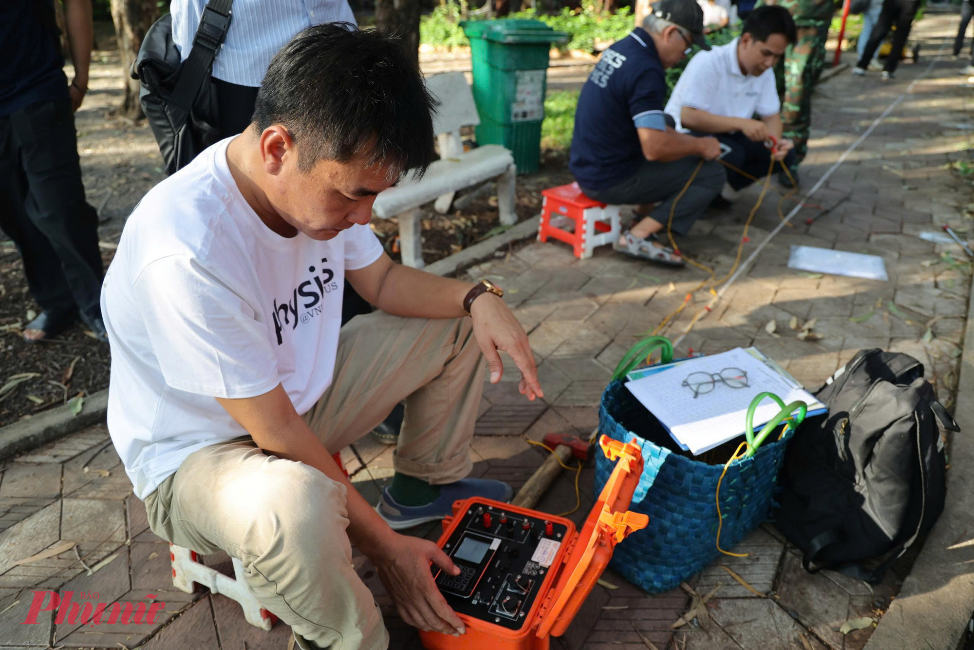 Nhân viên trong đội tìm kiếm mộ liệt sĩ sử dụng hệ thống kỹ thuật hiện đại trong việc dò tìm