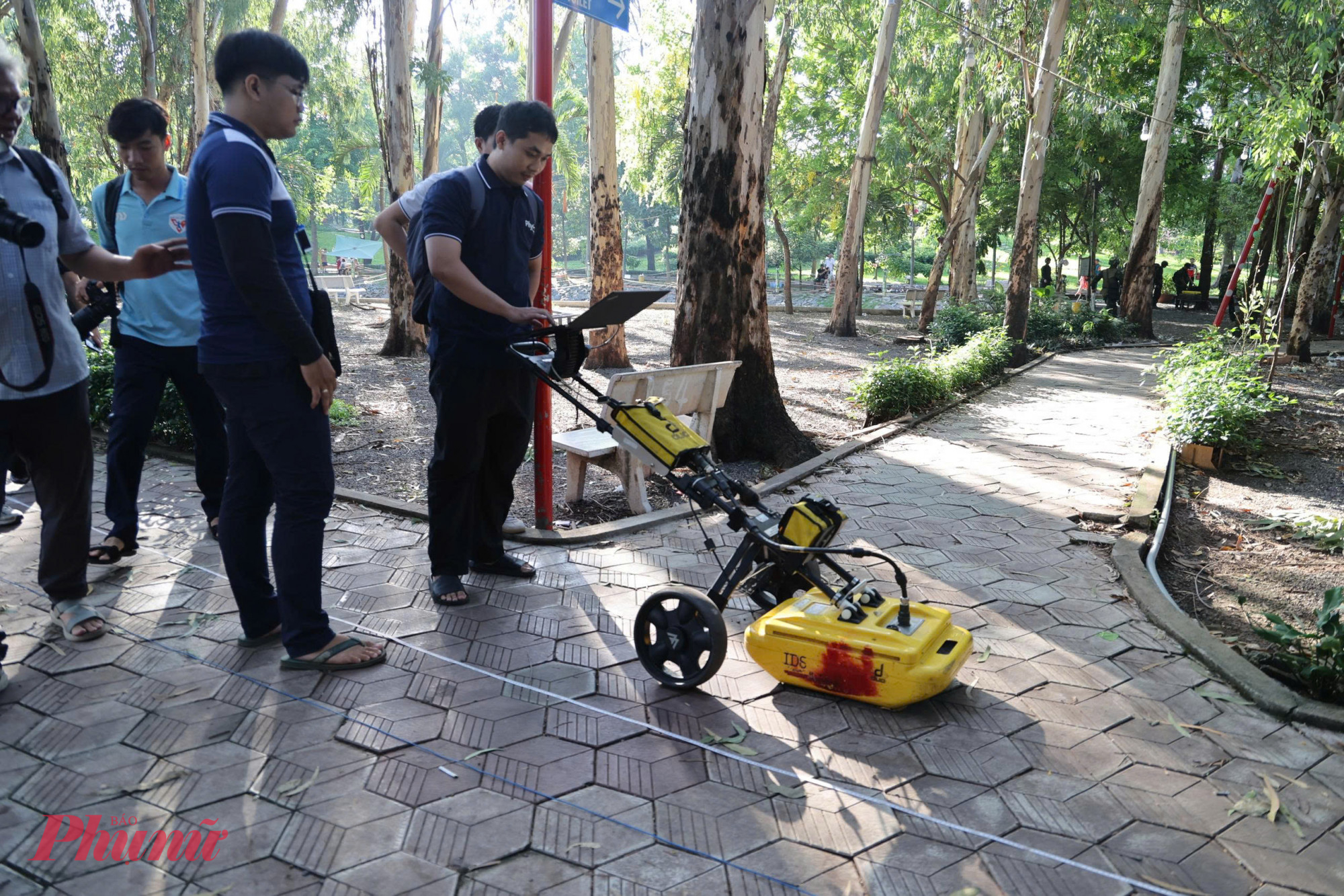 “Radar sẽ phát sóng điện từ xuống dưới mặt đất, sau đó thu lại tín hiệu phản xạ từ các lớp đất. Những khu vực từng bị tác động, như rãnh đất bị đào và lấp lại hoặc có sự thay đổi cấu trúc bên dưới có thể tạo ra tín hiệu khác biệt so với khu vực xung quanh”, ông nói.