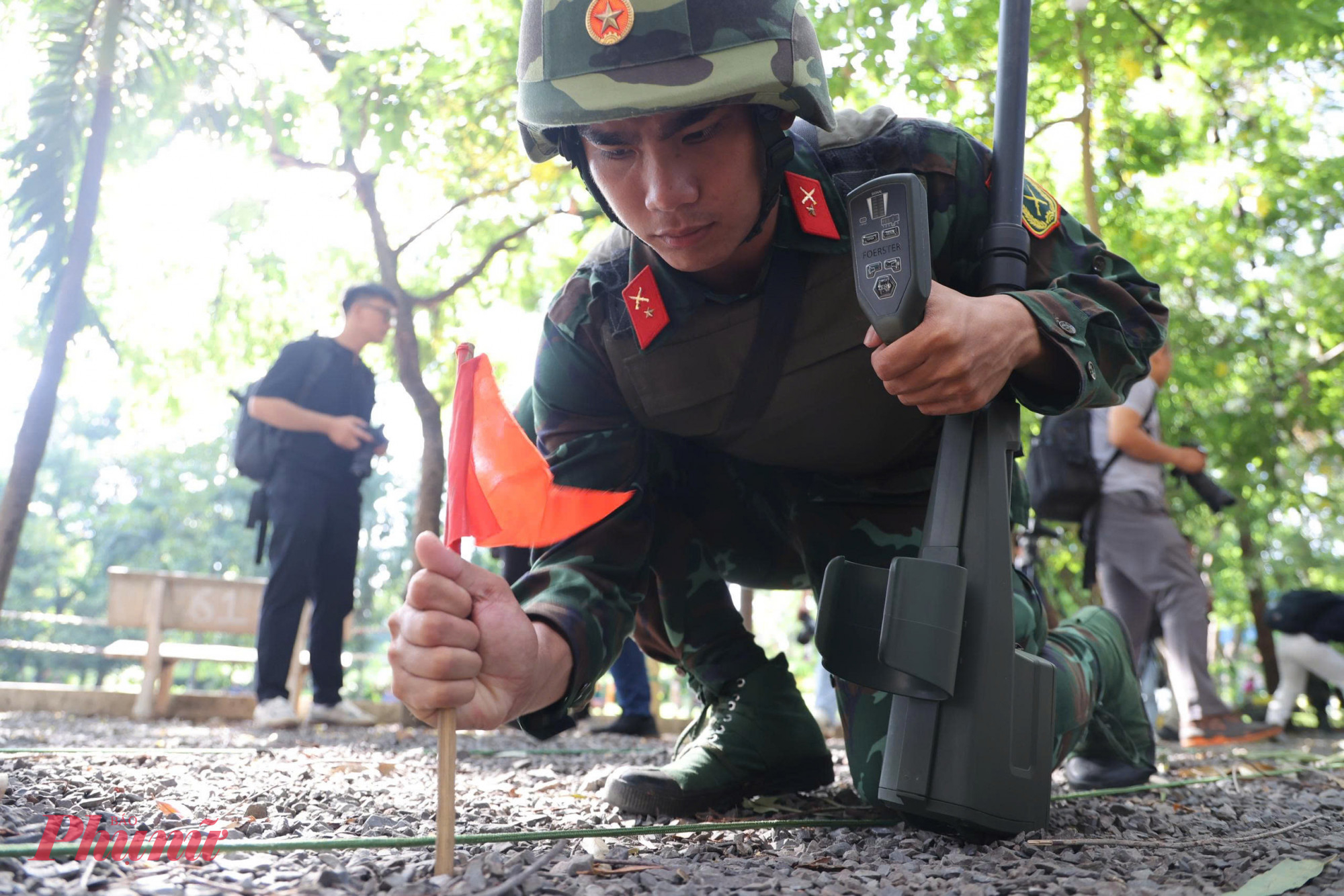 Cắm cờ đánh dấu vị trí trong quá trình dò tìm mộ liệt sĩ.