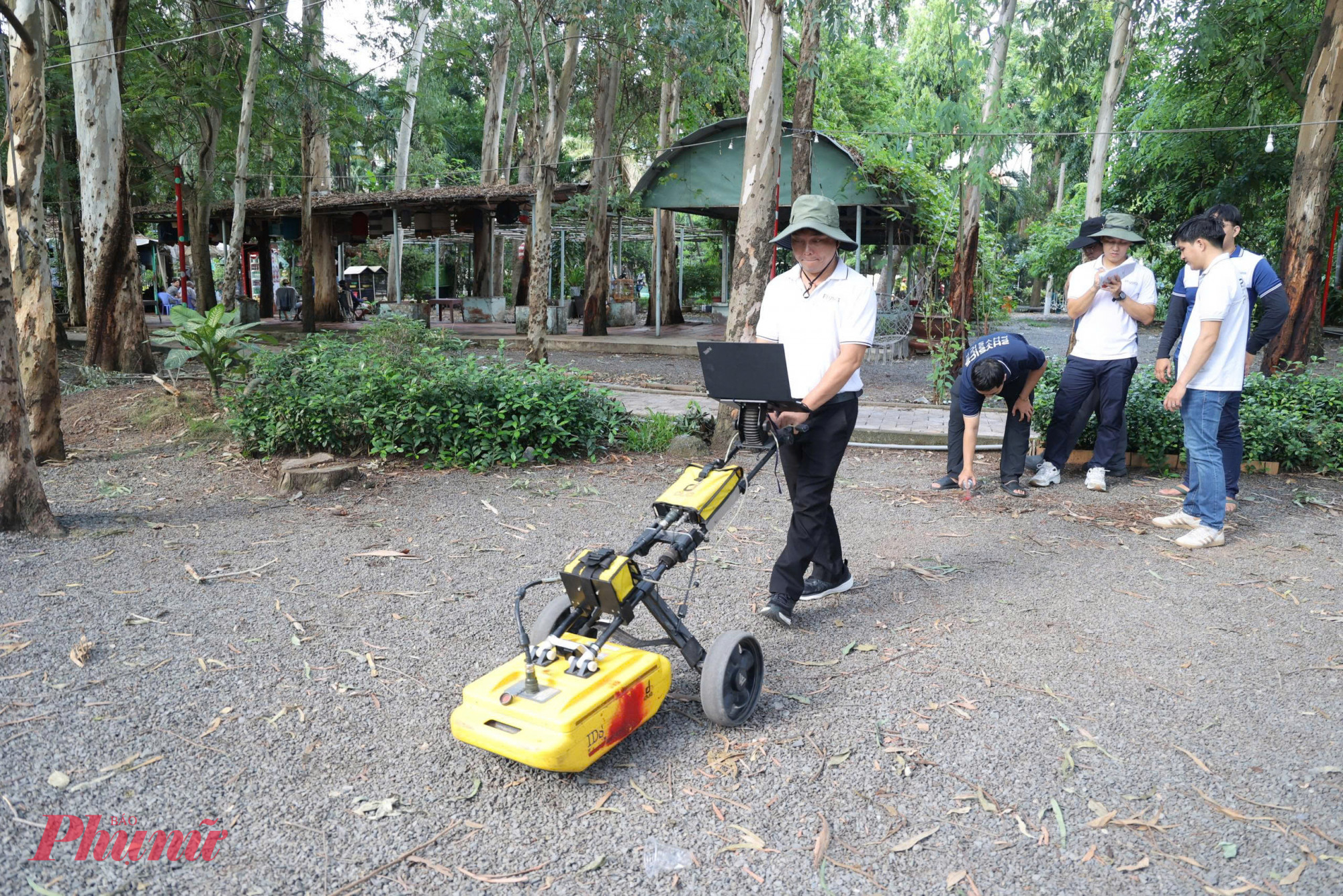 Phó giáo sư, tiến sĩ Lê Văn Anh Cường - Trường Đại học Khoa học Tự nhiên (Đại học Quốc gia TPHCM), cho biết nhóm nghiên cứu sử dụng radar xuyên đất để phát hiện các dấu hiệu bất thường trong lòng đất.