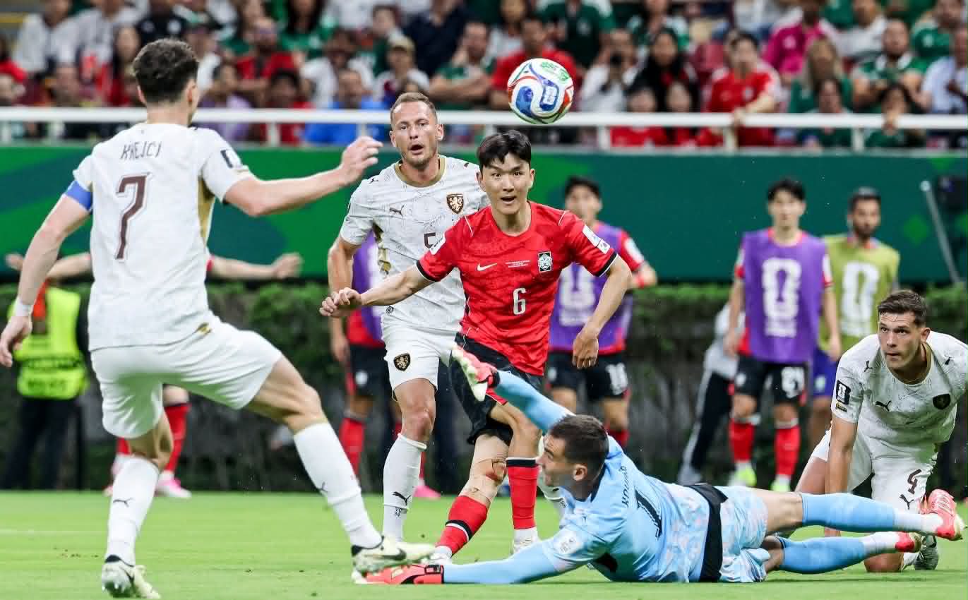 World Cup không cần thời gian khởi động Hàn Quốc làm nghiêng ngả ả hàng thủ Cộng Hòa Czech trong trận thắng 2-1. Nguồn Chosun