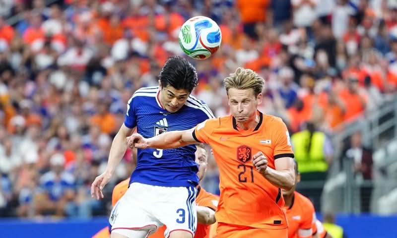 World Cup không cần thời gian khởi động Nhật (áo xanh) thi đấu sòng phẳng với Hà Lan. Nguồn Japan Times