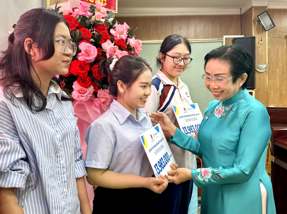Phó giáo sư, tiến sĩ Trương Thị Hiền trao học bổng cho các nữ sinh viên tại lễ ra mắt dự án Vì nữ sinh viên vượt khó, học giỏi vào tháng 10/2025 - ẢNH: NGUYỄN LOAN