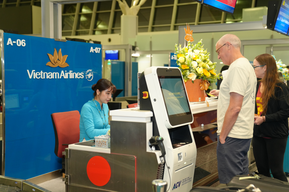 Hành khách checkin chuyến bay từ Hà Nội đi Amsterdam (Hà Lan). Ảnh: Vietnam Airlines.
