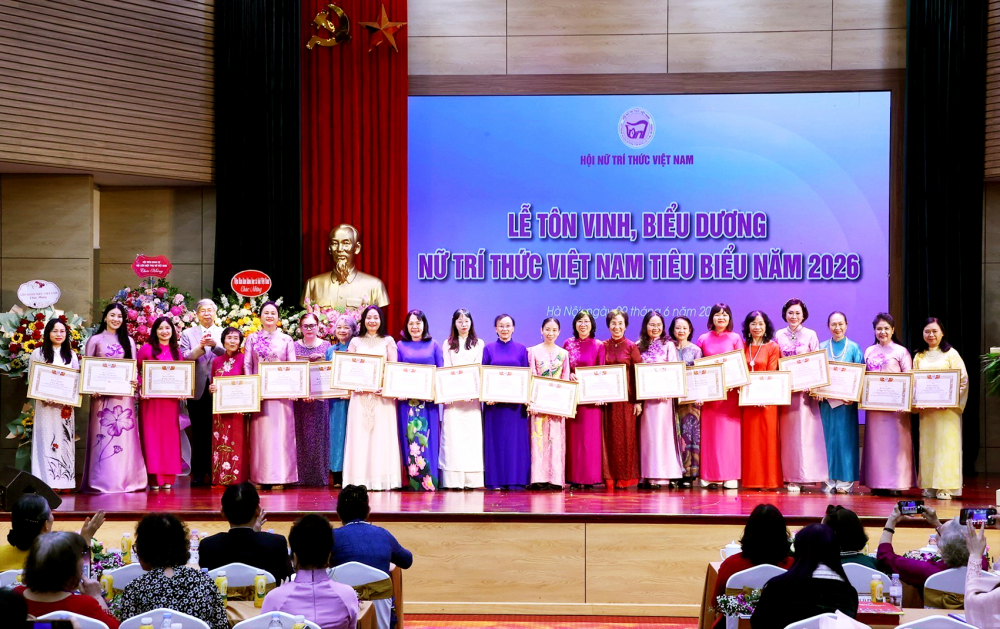 Hội Nữ trí thức Việt Nam tặng bằng khen cho các  hội viên tiêu biểu tại lễ Tôn vinh và biểu dương hội viên nữ trí thức Việt Nam tiêu biểu được tổ chức sáng 9/6  - Nguồn ảnh: Thông tấn xã Việt Nam