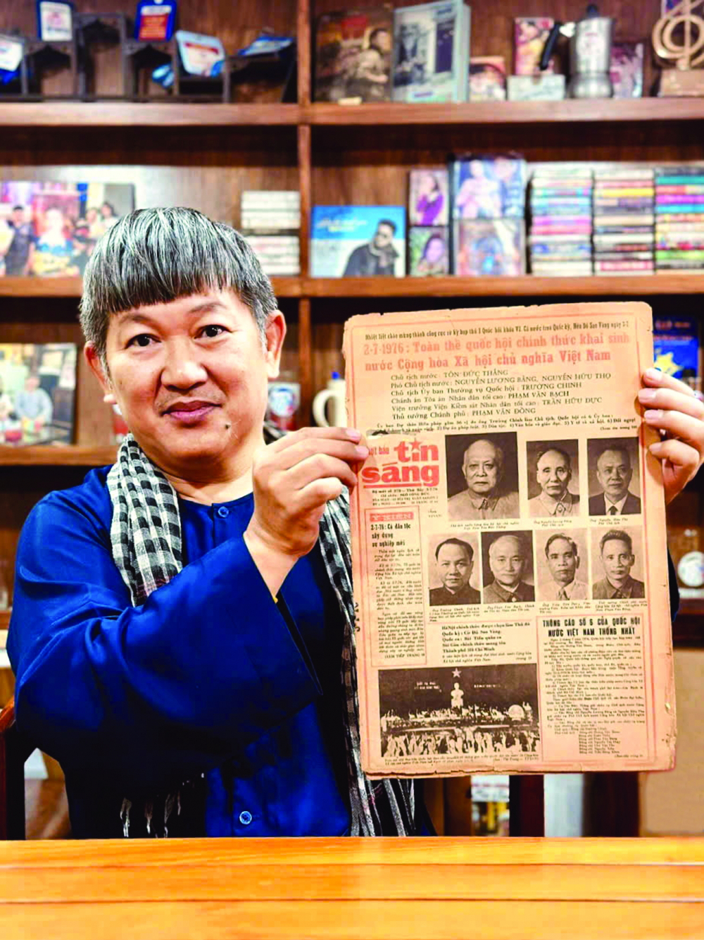 Nhà sưu tầm Huỳnh Minh Hiệp bên tờ Tin Sáng ra ngày 3/7/1976,  ghi lại dấu mốc lịch sử ngày 2/7/1976 Quốc hội quyết định đổi tên nước thành Cộng hòa Xã hội chủ nghĩa Việt Nam và chính thức đặt tên Thành phố Sài Gòn - Gia Định là Thành phố Hồ Chí Minh - Ảnh do nhân vật cung cấp