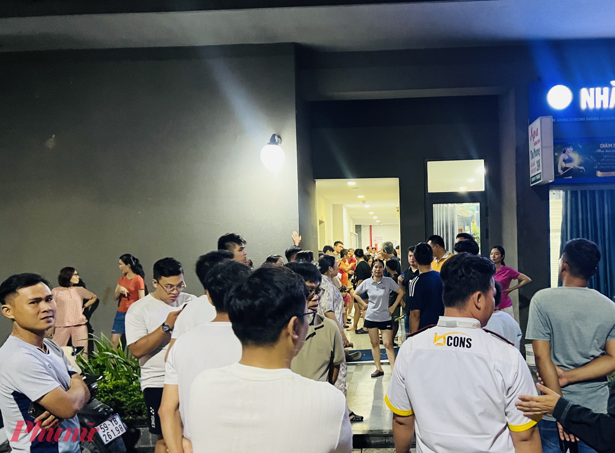 Cư dân tập trung chờ xem trích xuất camera vụ 'người lạ' được ngang nhiên vào chung cư. Ảnh: Cư dân cung cấp. 