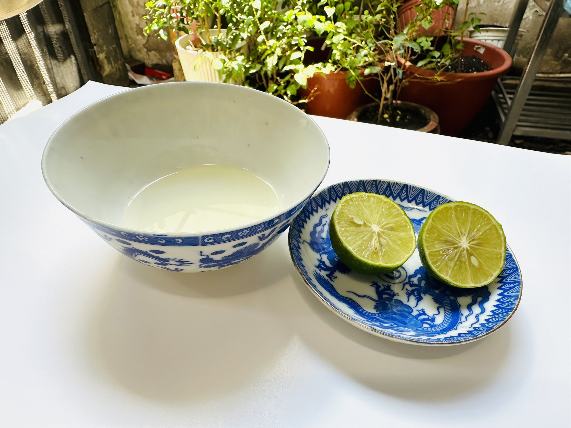 Mỗi lần sử dụng, tôi lấy khoảng hai đến ba muỗng cà phê dầu dừa, vắt thêm nửa quả chanh rồi chưng cách thủy trong khoảng 2 phút.