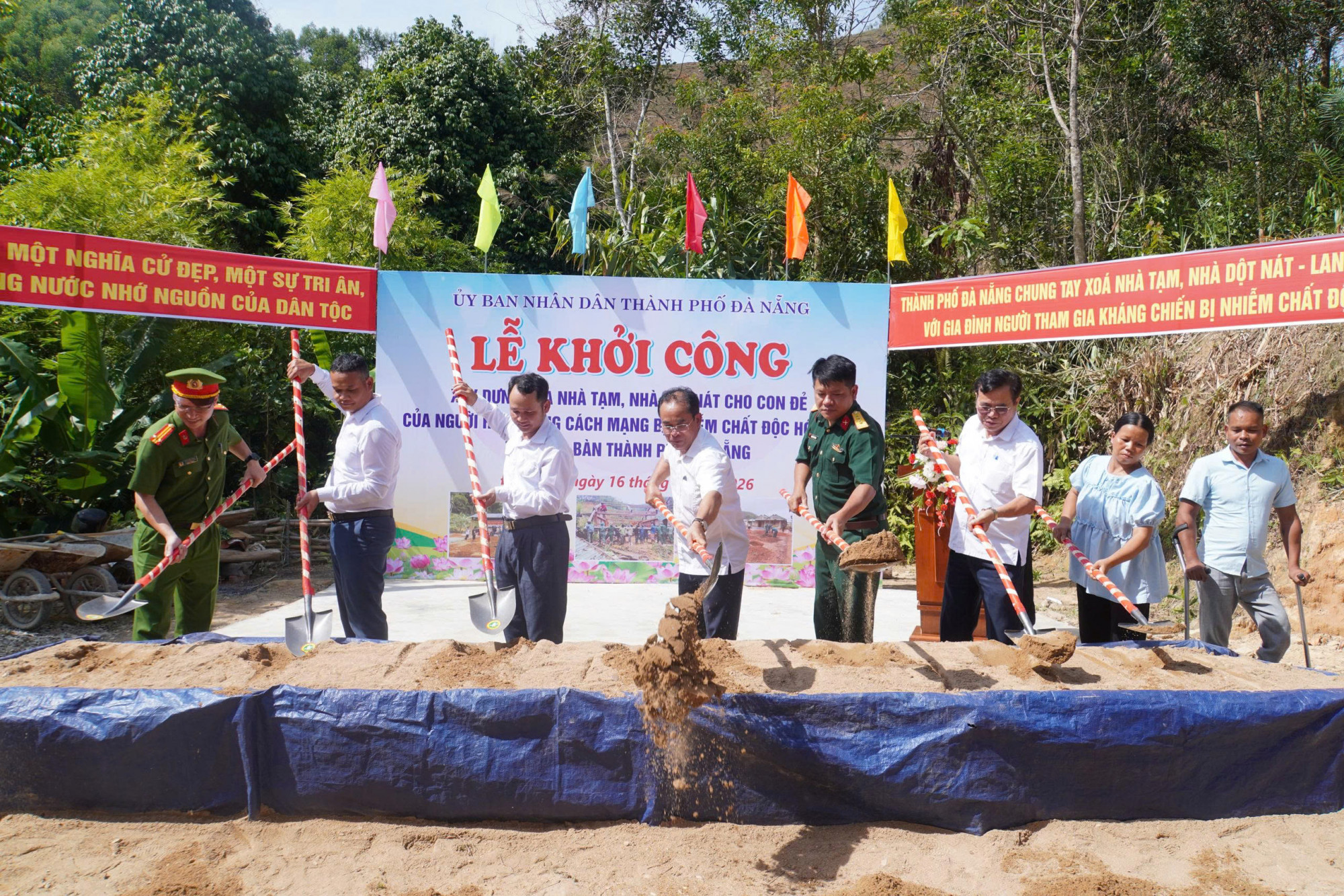 Lãnh đạo UBND TP Đà Nẵng, Bộ CHQS cùng các ban ngành dự lễ khởi công_Ảnh: Quang Cường.