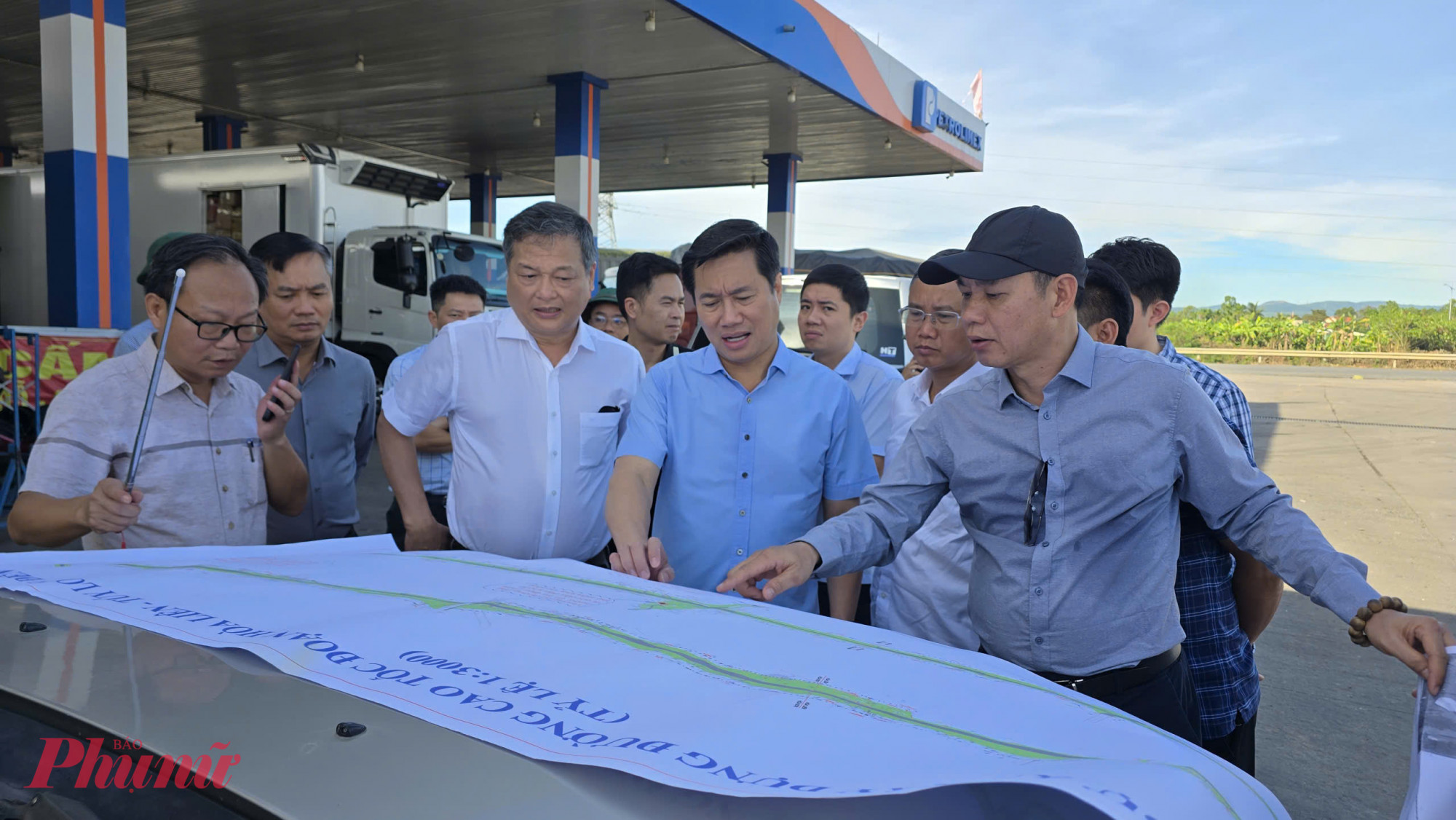 Thứ trưởng Bộ Xây dựng Nguyễn Tường Văn kiểm tra tại hiện trường dự án.