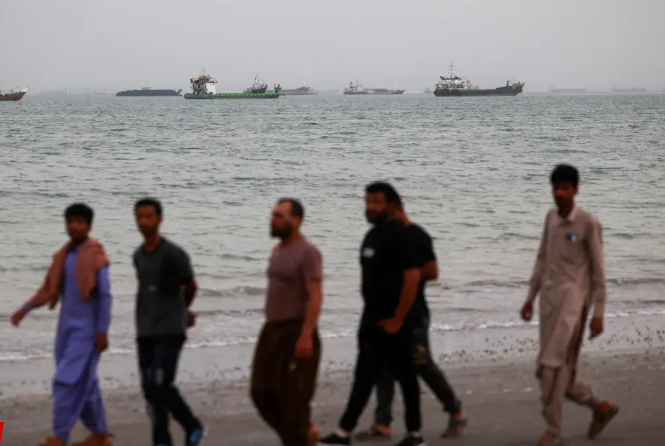 Các tàu gần eo biển Hormuz vẫn chưa sẵn sàng vượt qua sau hơn ba tháng bị mắc kẹt bởi cuộc chiến với Iran trong khi họ chờ thêm chi tiết cho việc mở cửa trở lại theo lịch trình vào thứ Sáu.