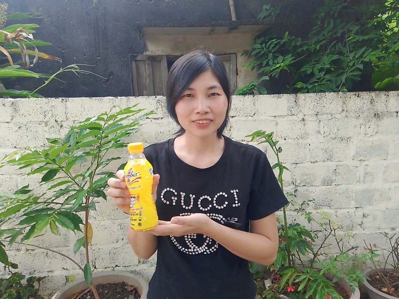 Chị Trịnh Thị Ngọc trong một lần xé nhãn chai Number 1 vào mùa hè năm ngoái đã mang đến cho chị giải thưởng 50 triệu đồng để trả bớt nợ xây nhà - Ảnh: Tân Hiệp Phát