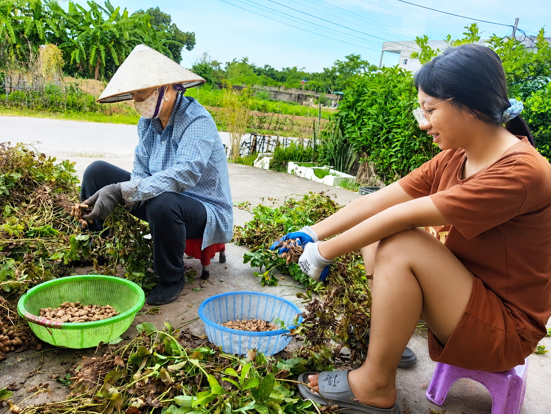 Con gái tác giả cùng bà ngoại vặt lạc trong những ngày nghỉ hè ở quê - Ảnh do tác giả cung cấp