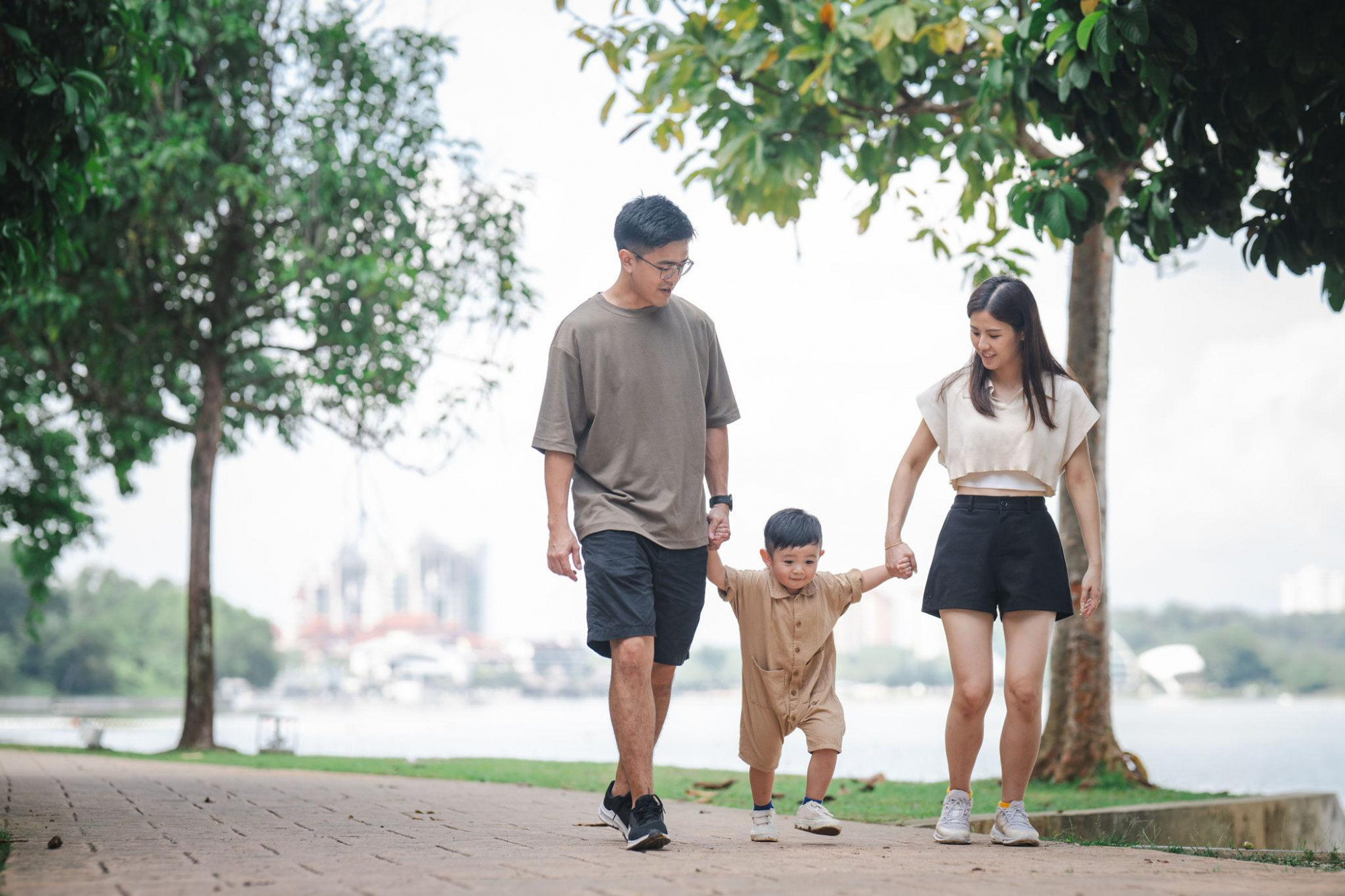 Có những người đàn ông không sinh ra đứa trẻ ấy, nhưng vẫn chọn đồng hành cùng con trên một chặng đường dài - Ảnh: Freepik