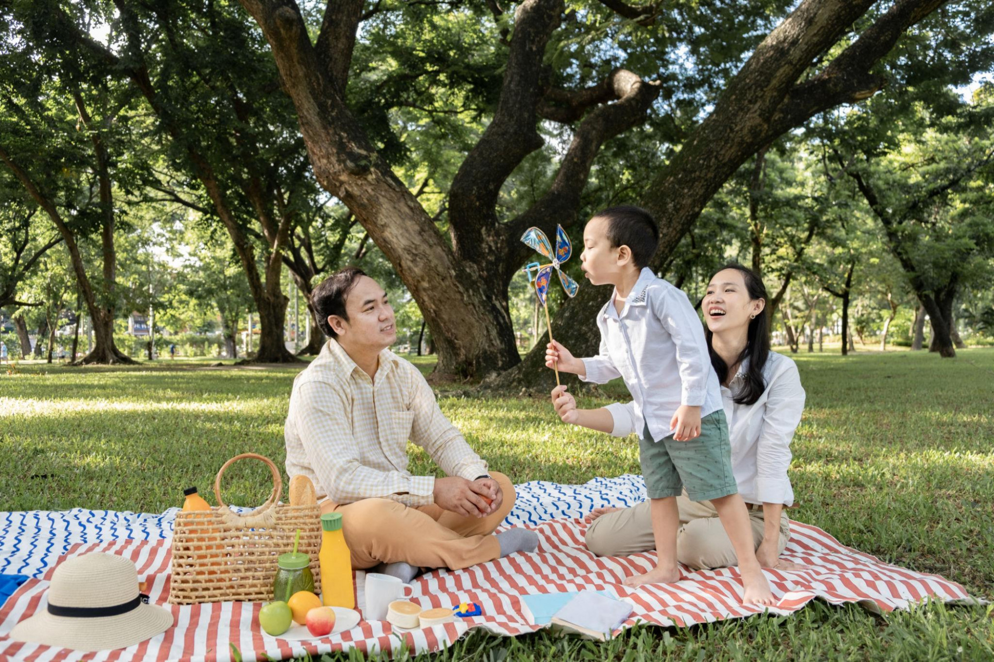 Tình yêu với mẹ đơn thân thường bắt đầu từ hai người nhưng dần mở rộng thành câu chuyện của cả một gia đình - Ảnh: Getty Images