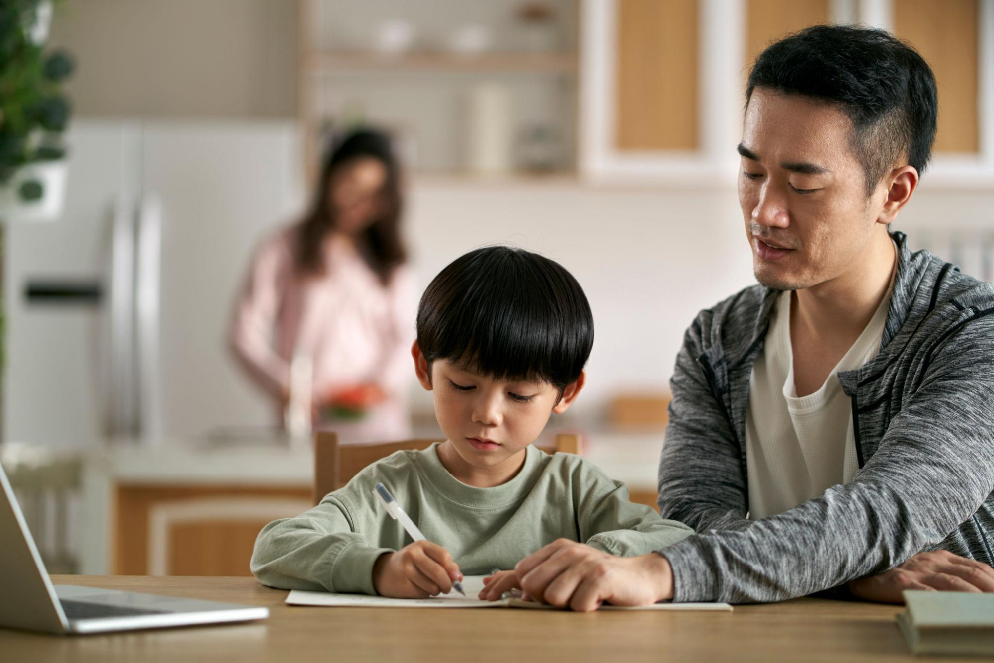 Yêu mẹ đơn thân không chỉ là xây dựng một mối quan hệ với người phụ nữ mình yêu, mà còn là hành trình học cách bước vào thế giới của đứa trẻ bên cạnh cô ấy - Ảnh: Getty Images