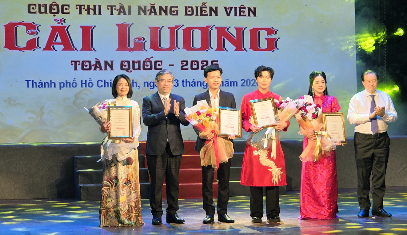 Phó bí thư Thành ủy, Chủ tịch Ủy ban MTTQ Việt Nam TPHCM Nguyễn Phước Lộc (thứ hai từ trái qua) và Thứ trưởng Bộ Văn hóa, Thể thao và Du lịch Tạ Quang Đông (bìa phải) trao giải Nhất cho các diễn viên trẻ trong cuộc thi Tài năng diễn viên cải lương toàn quốc 2026 - ẢNH: NGỌC TUYẾT