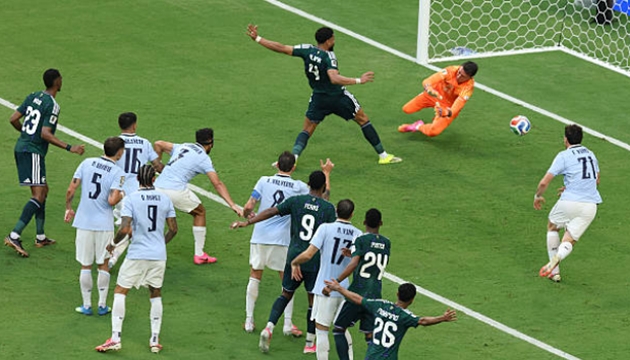 Saudia Arabia dẫn bàn nhưng không giữ được chiến thắng trước Uruguay