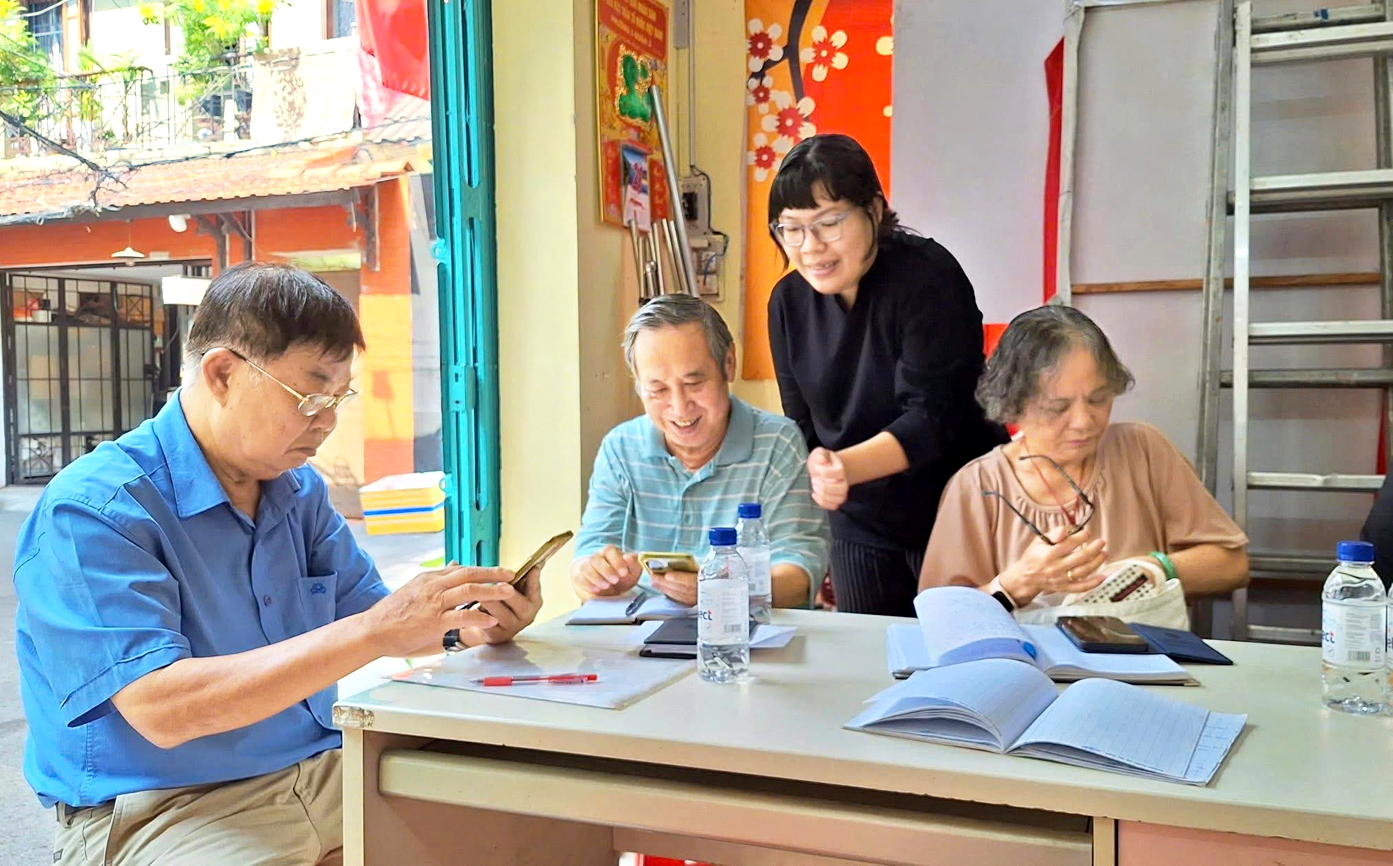 Người cao tuổi tham gia học tập nâng cao kiến thức, kỹ năng - ẢNH: NHÃ CHÂN
