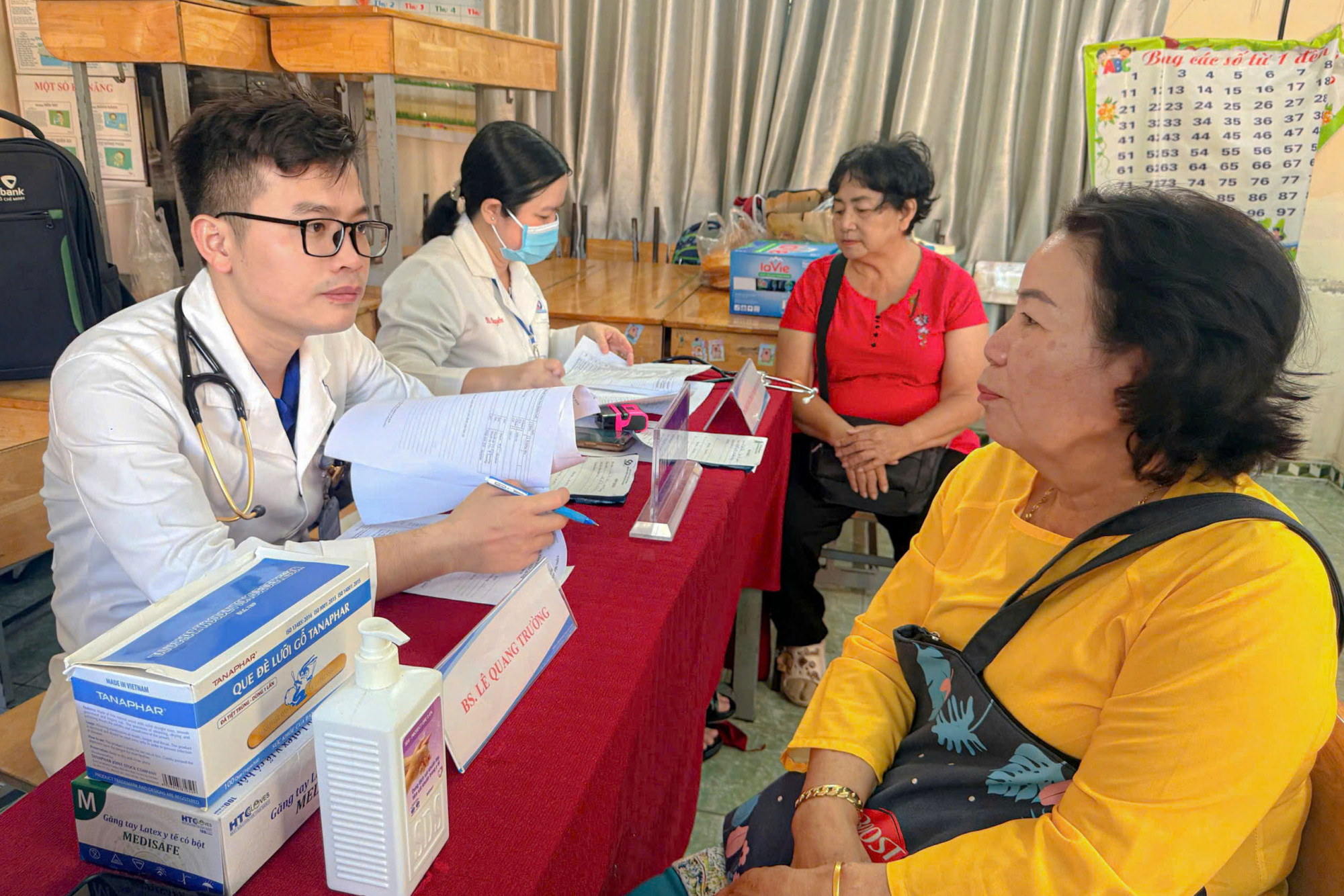 Người dân TPHCM đăng ký khám sức khỏe miễn phí 