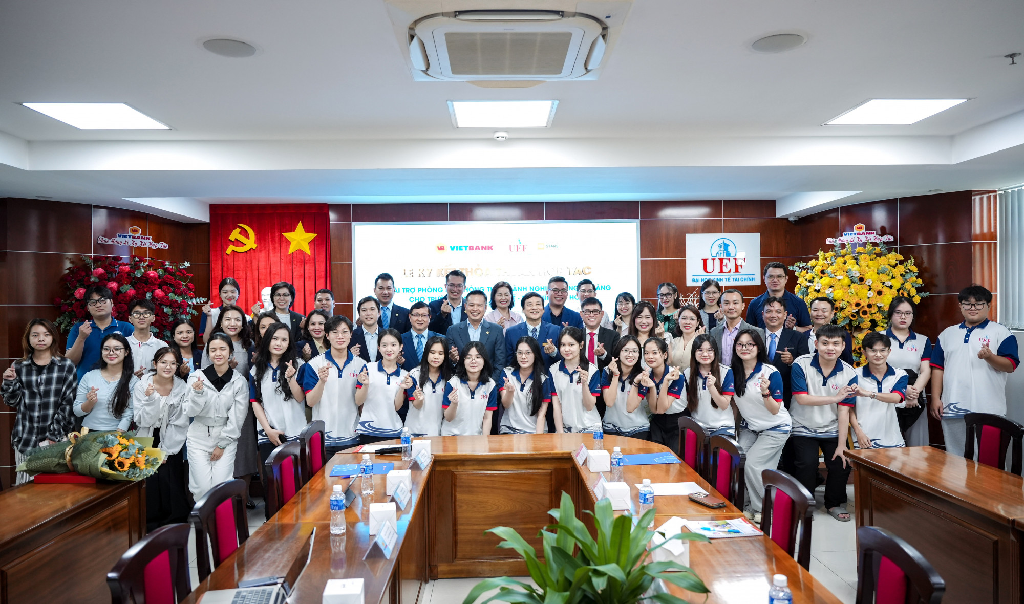 Trường đại học Kinh tế - Tài chính TPHCM nhận tài trợ phòng thực hành trị giá hơn 1 tỉ đồng - Ảnh: UEF