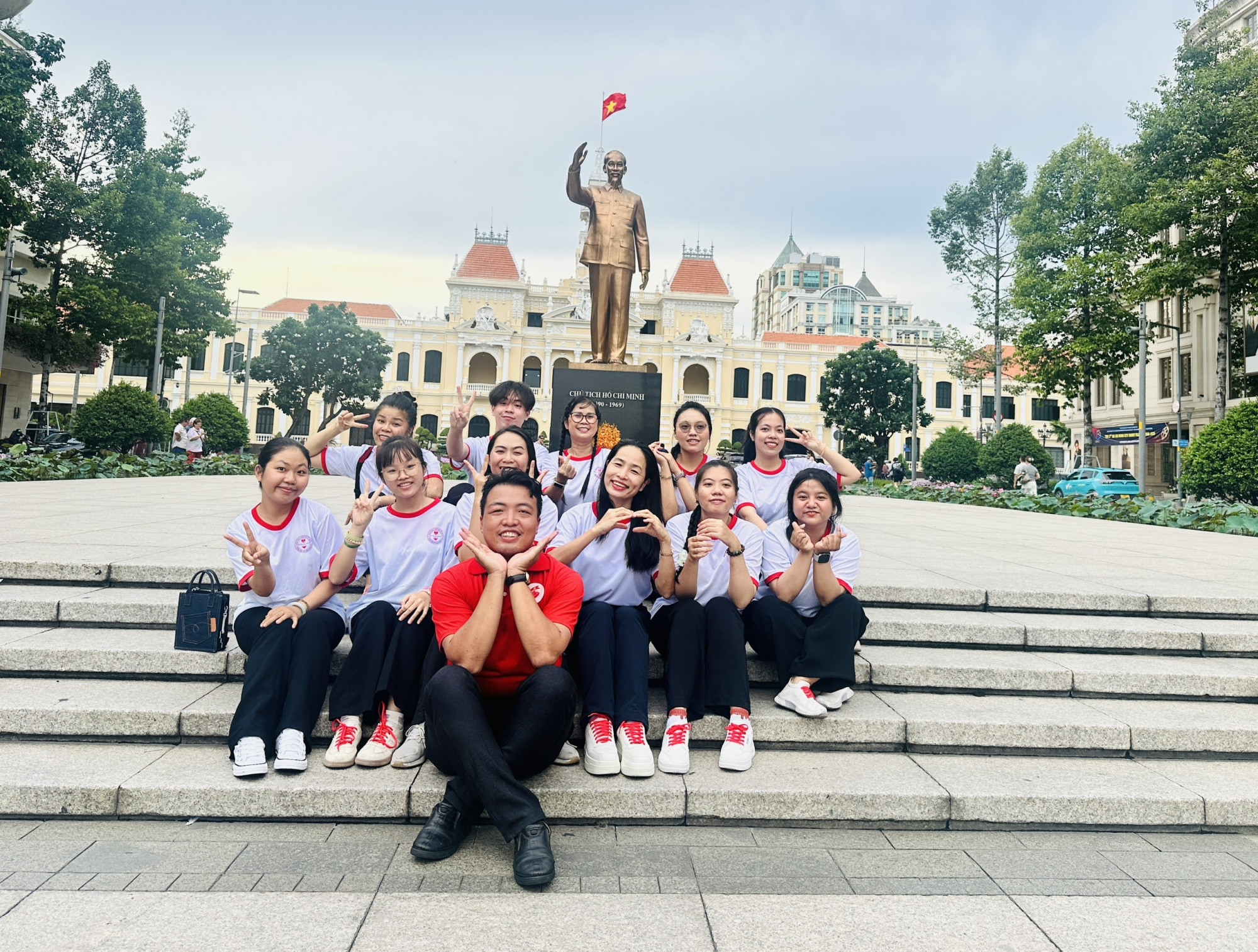 Đội văn nghệ có bạn nhỏ hơn tôi gần 20 tuổi, nhưng khoảng cách tuổi tác dường như không còn quan trọng khi chúng tôi cùng hướng đến một mục tiêu chung.