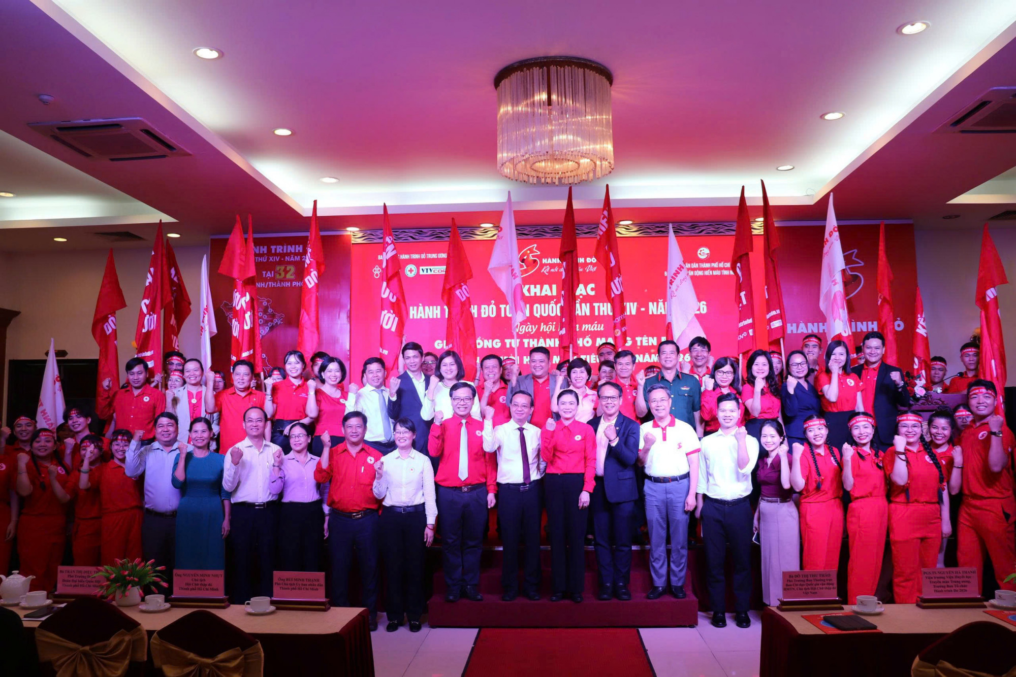 Bức ảnh kỉ niệm cùng Ban tổ chức Hành trình Đỏ 2026