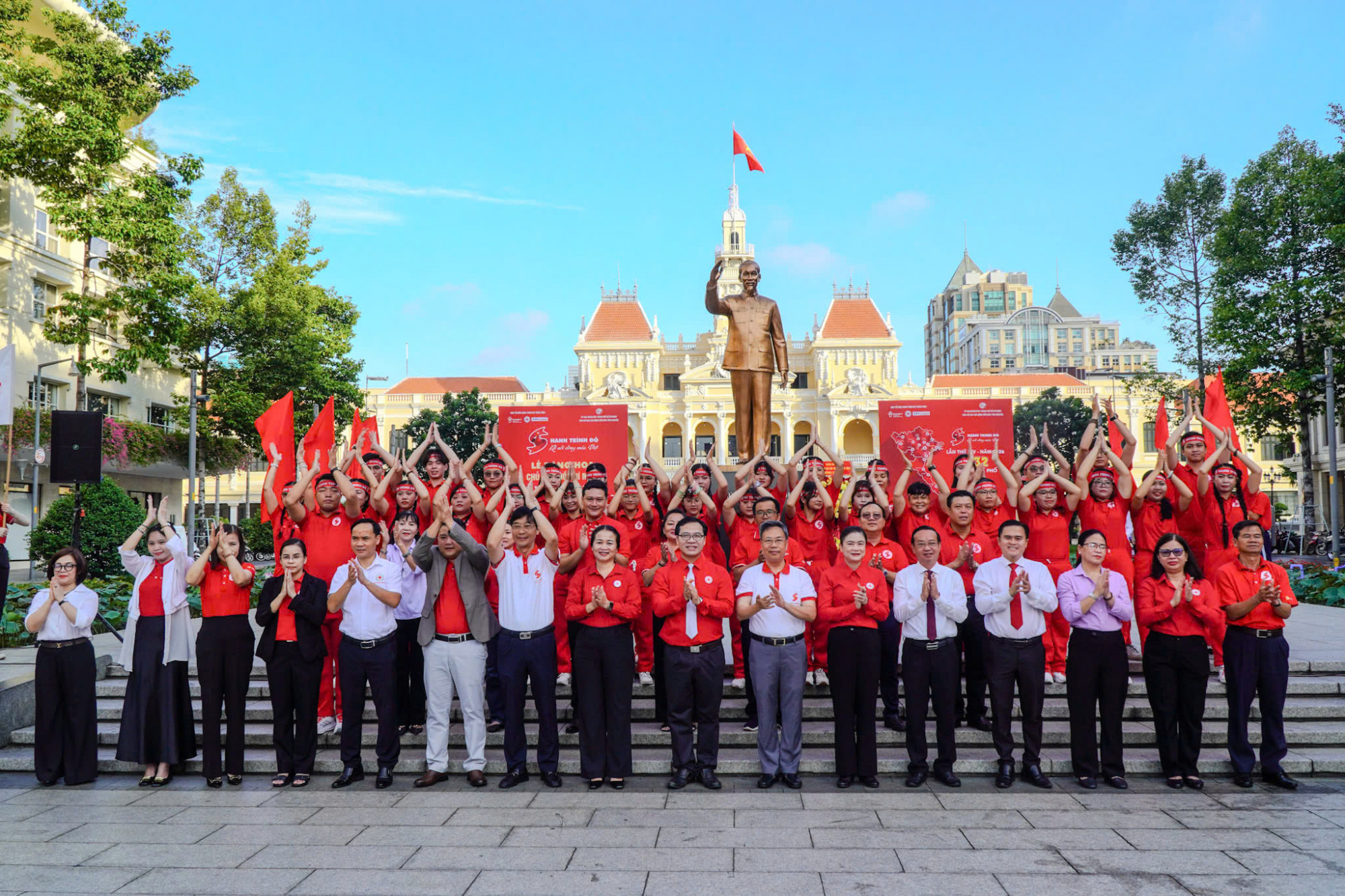 Ngoài những tiết mục văn nghệ đã tập luyện, tôi còn tham gia đội rước đuốc và đồng hành trong các hoạt động khác