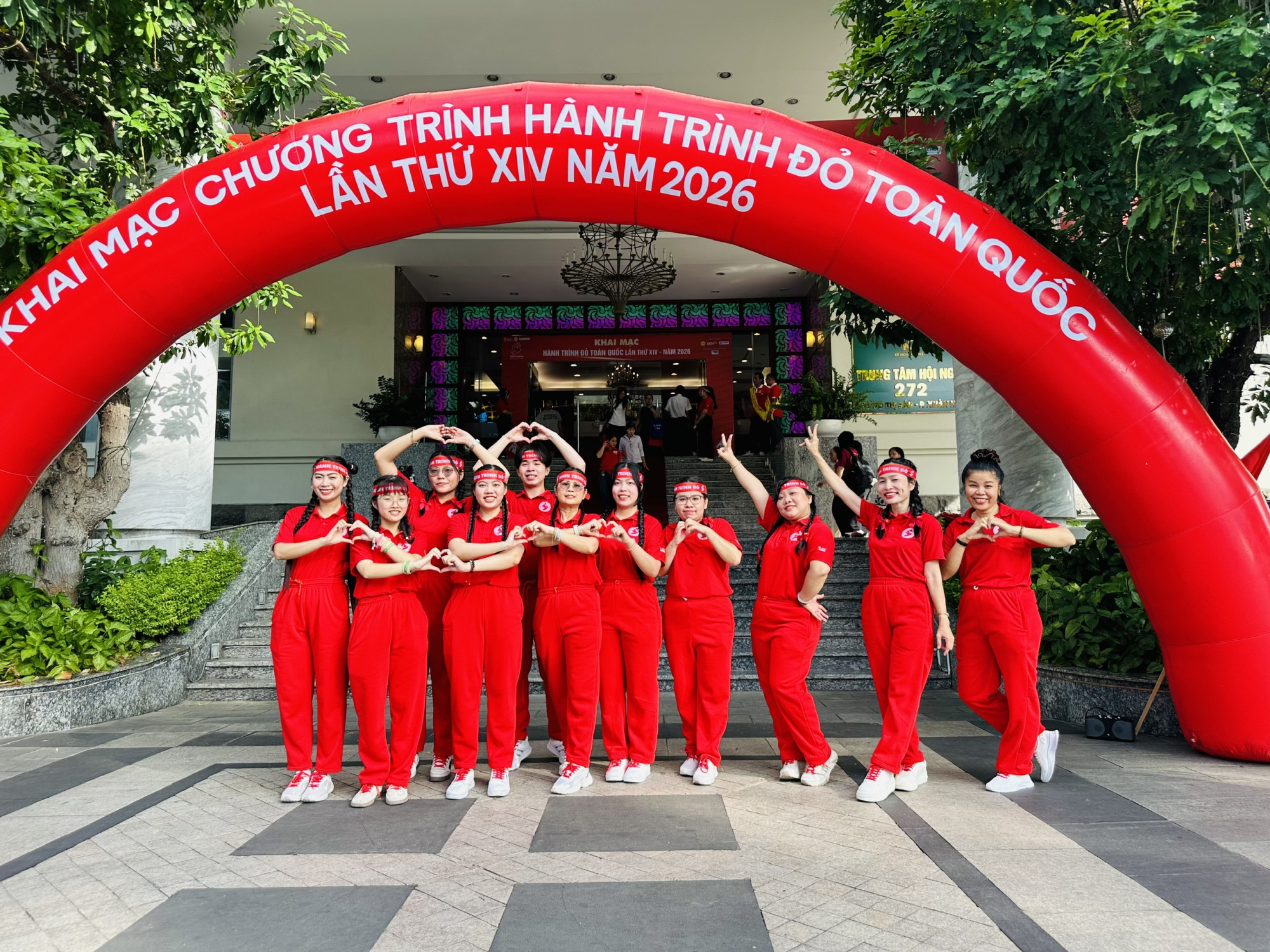 Đội văn nghệ rực rỡ trong ngày khai mạc Hành trình Đỏ