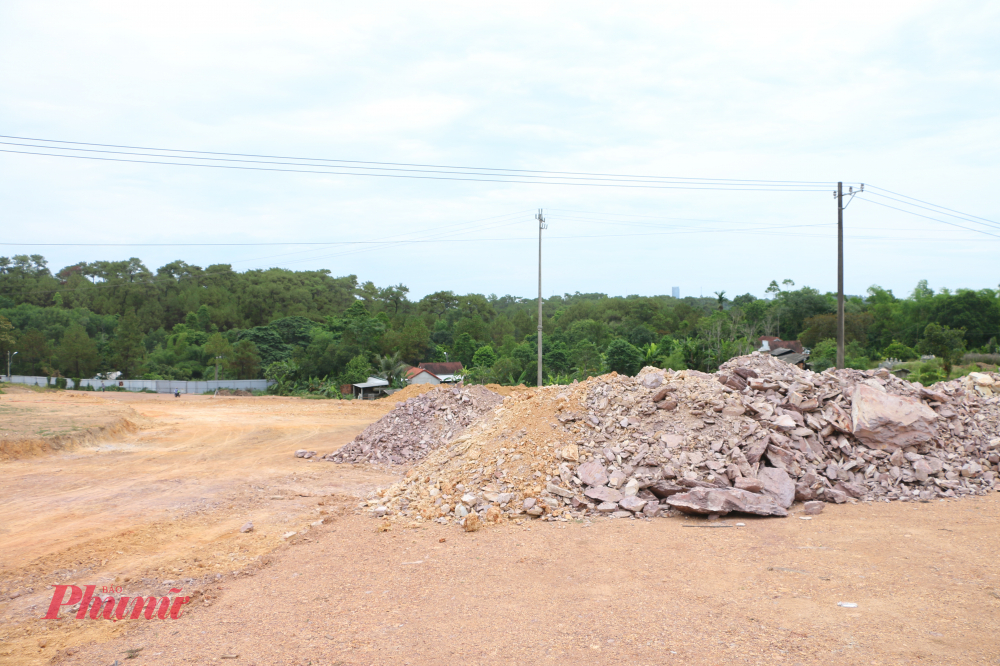 Theo chủ đầu tư, một trong những nguyên nhân ảnh hưởng tiến độ sau khởi công là khối lượng đất dôi dư khi san ủi mặt bằng khá lớn, với khoảng 11.000 m3. Khu vực đổ thải cách công trường khoảng 7 km, nằm trong khu dân cư với đường giao thông hẹp nên việc vận chuyển chủ yếu bằng xe tải nhỏ.