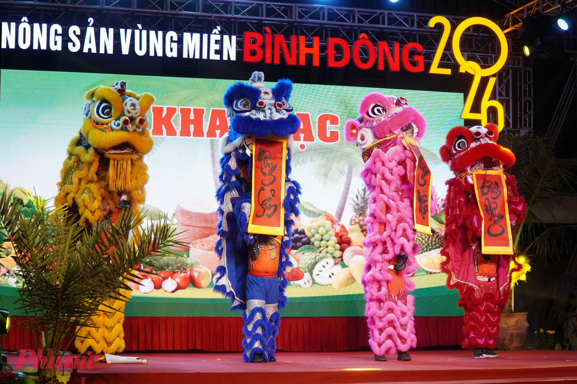 Tối 16/6 sự kiện Tuần lễ nông sản vùng miền Bình Đông 2026 đã chính thức khai mạc tại phường Bình Đông thu hút đông đảo người dân và khách du lịch đến tham quan mua sắm.