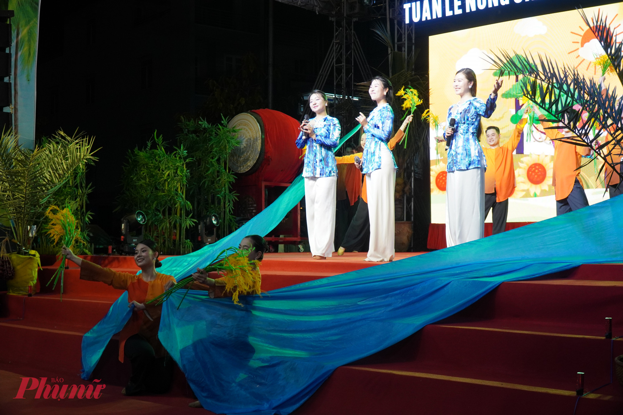 Bên cạnh đó, người dân và du khách còn có cơ hội tham quan và thưởng thức màn giao lưu nghệ thuật đến từ các tỉnh đang có gian hàng trưng bày tại đây. Theo ban tổ chức, chương trình sẽ diễn ra từ ngày 16/6 đến hết ngày 21/6.
