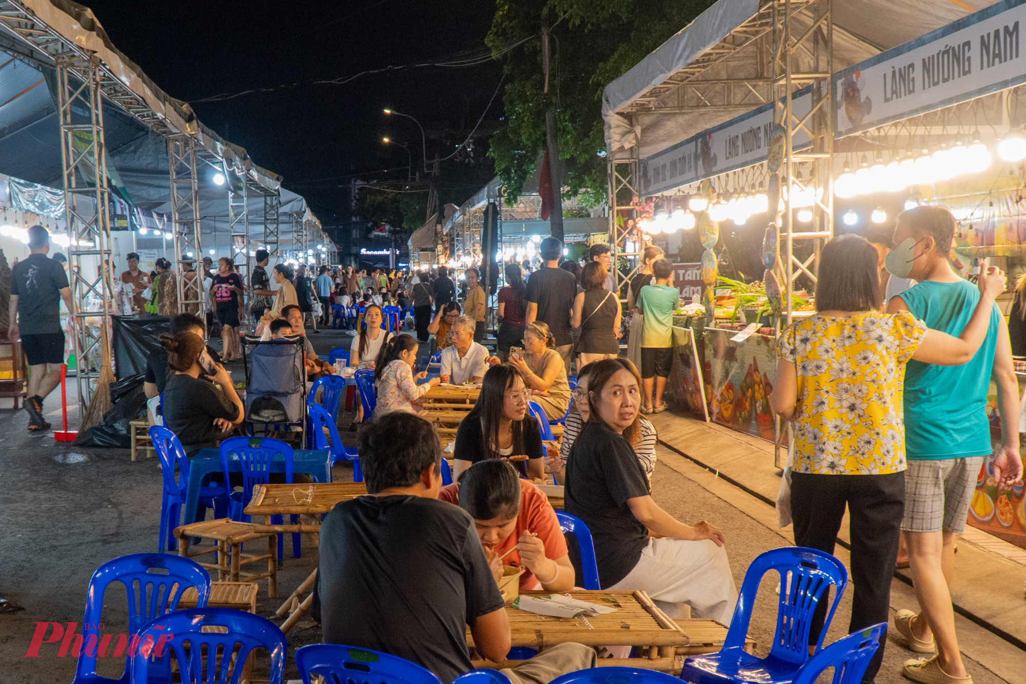 Ngoài ra, các không gian thưởng thức ẩm thực đa vùng miền cũng được ban tổ chức chuẩn bị bàn ghế đầy đủ để phục vụ du khách và người dân. Bên cạnh đó, người dân và du khách còn có cơ hội tham quan và thưởng thức màn giao lưu nghệ thuật đến từ các tỉnh đang có gian hàng trưng bày tại đây.Bên cạnh đó, người dân và du khách còn có cơ hội tham quan và thưởng thức màn giao lưu nghệ thuật đến từ các tỉnh đang có gian hàng trưng bày tại đây. Theo ban tổ chức, chương trình sẽ diễn ra từ ngày 16/6 đến hết ngày 21/6.