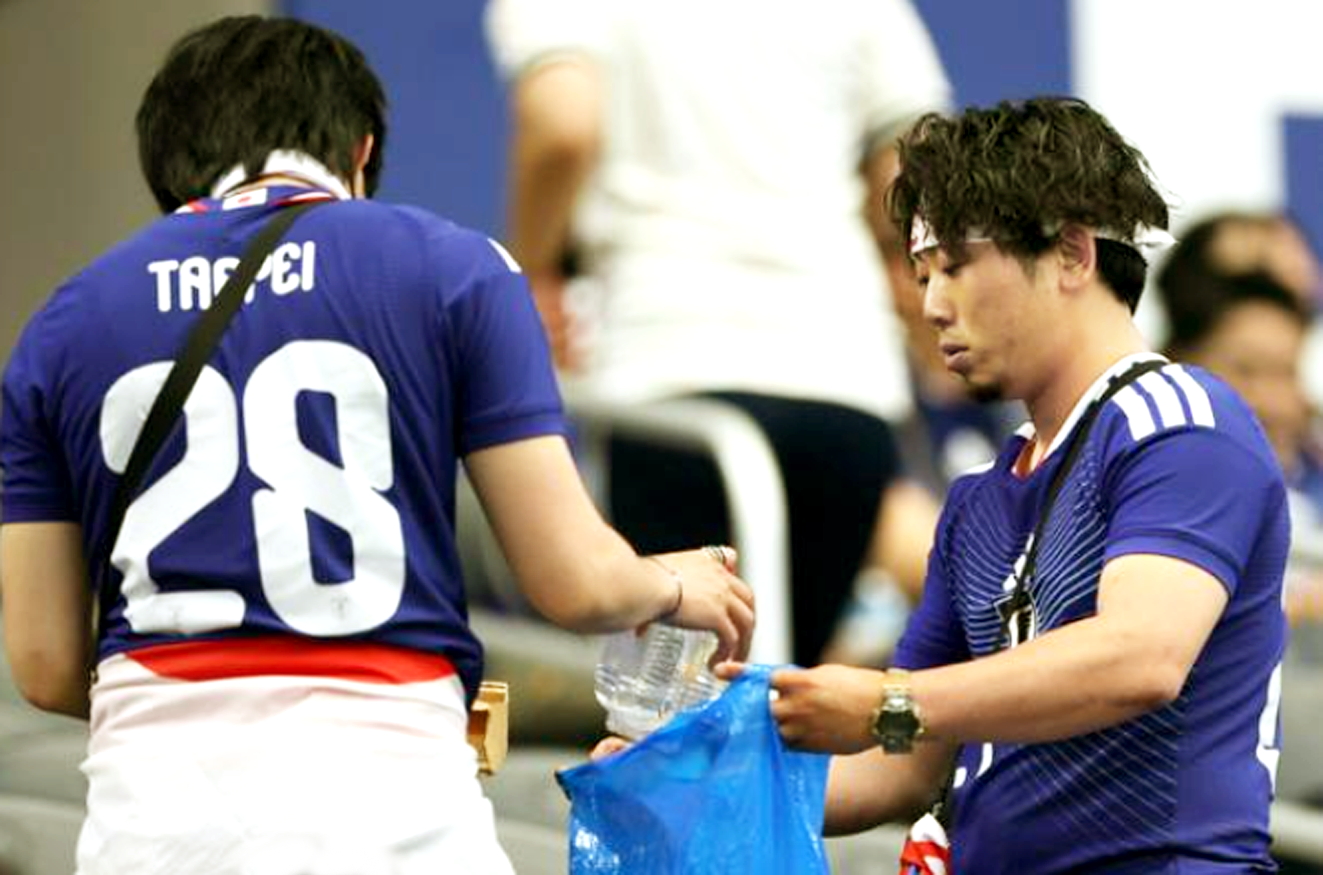Cổ động viên Nhật Bản tiếp tục gây ấn tượng tại World Cup 2026  với hành động dọn sạch khán đài - Nguồn ảnh: Getty Images