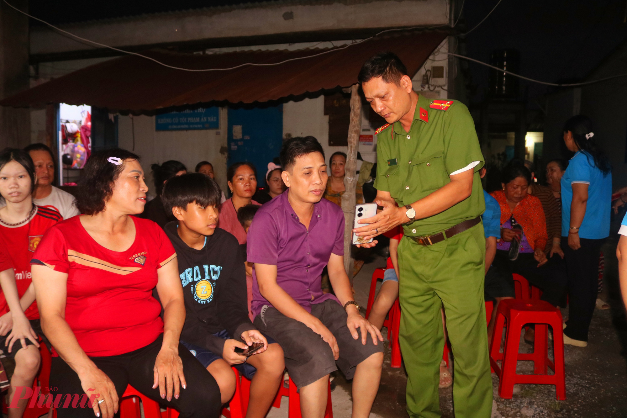 Ngay sau lễ ra mắt 2 mô hình, thượng úy Nguyễn Ngọc Quang – cảnh sát khu vực phụ trách khu phố 1, phường Long Trường – đã hướng dẫn anh chị em trong khu nhà trọ số 1/7 hẻm 360 Lã Xuân Oai cài đặt ứng dụng SOS An ninh trật tự - Công an TPHCM - Ảnh: Mẫn Nhi