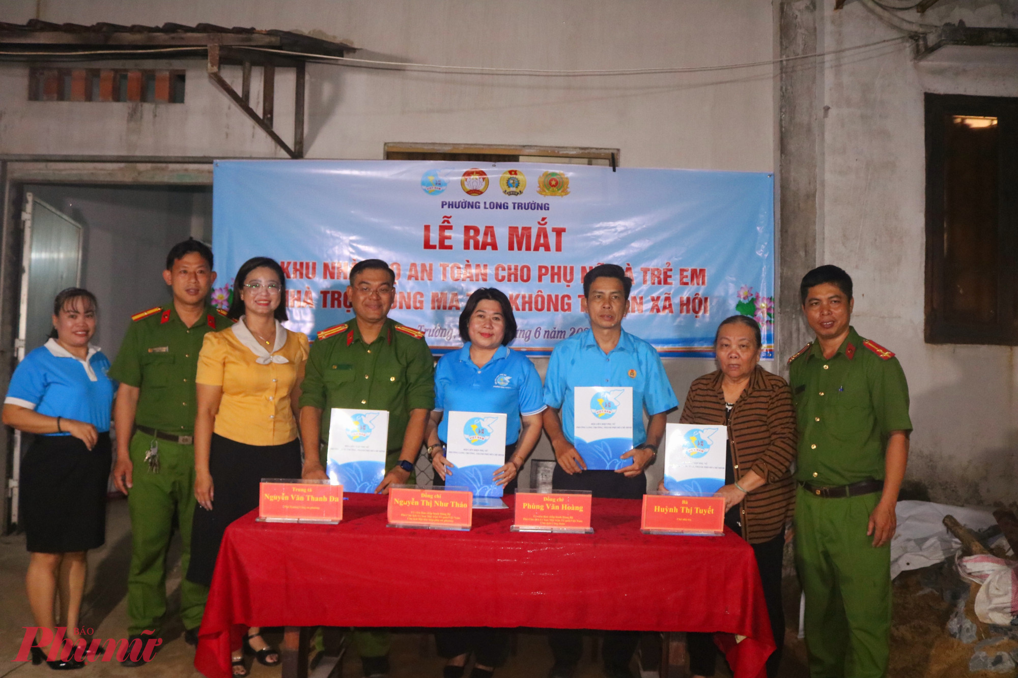 Đại diện các đơn vị thống nhất nội dung và cùng ký vào chương trình phối hợp thực hiện 2 mô hình “Khu nhà trọ an toàn cho phụ nữ và trẻ em”, “Nhà trọ không ma túy, không tệ nạn xã hội” - Ảnh: Mẫn Nhi
