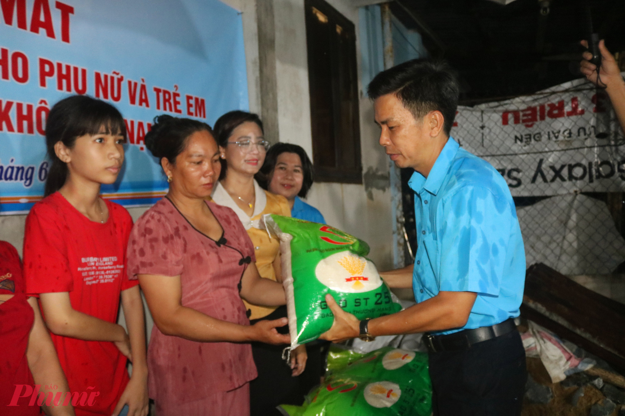 Ông Bùi Văn Vũ – Phó chủ tịch Công đoàn phương Long Trường – trao quà đến các chị em - Ảnh: Mẫn Nhi