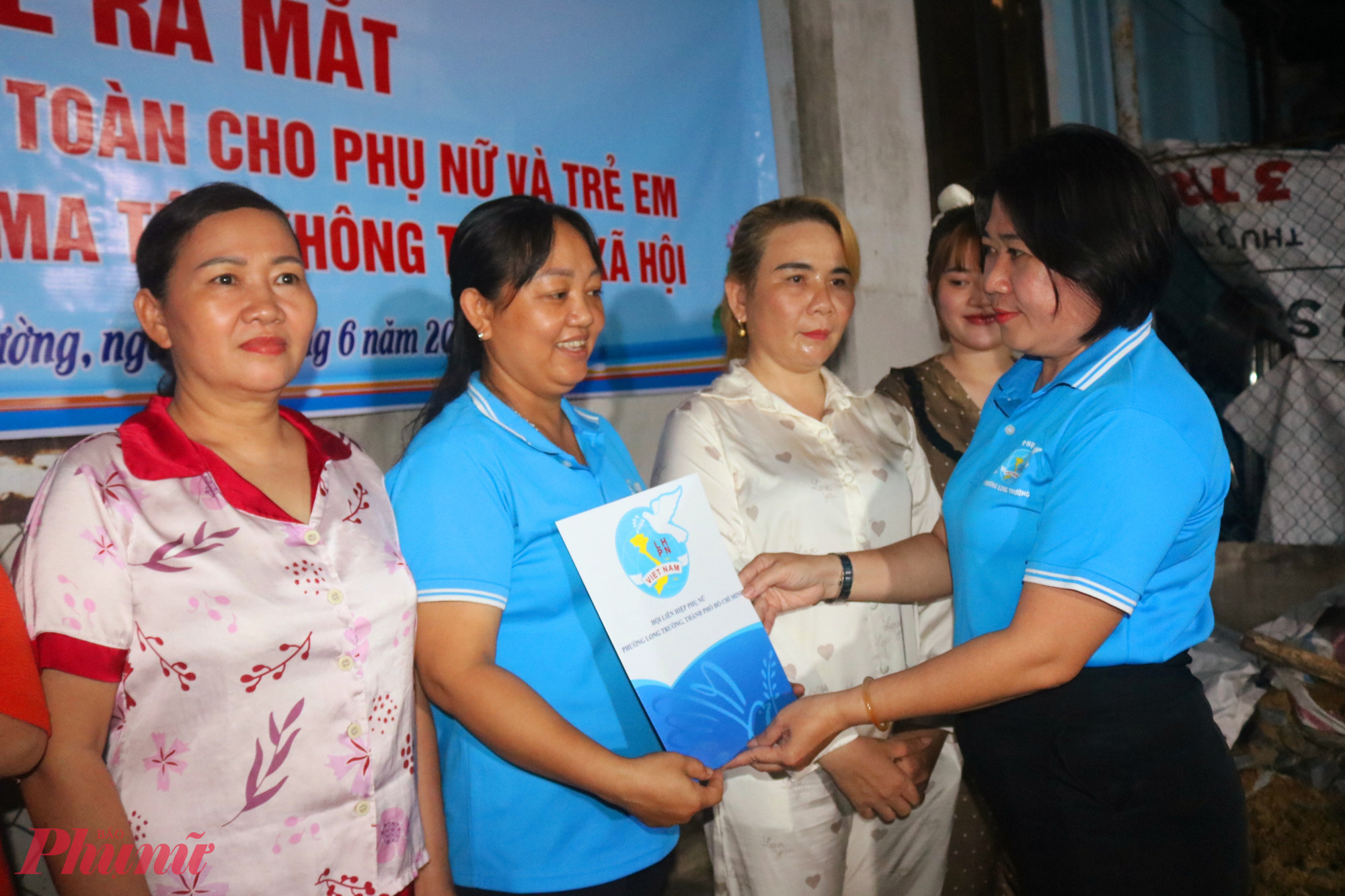 Bà Nguyễn Thị Như Thảo – Phó chủ tịch Ủy ban MTTQ Việt Nam phường Long Trường, Chủ tịch Hội LHPN phường – trao quyết định thành lập Tổ tự quản đến các thành viên của tổ - Ảnh: Mẫn Nhi