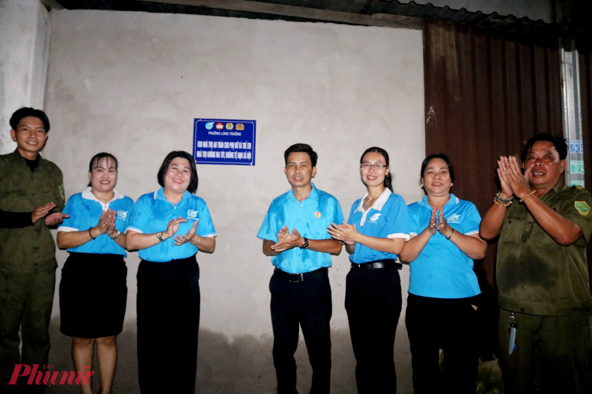 Đại biểu cùng gỡ bảng thông tin nhận diện mô hình tự quản “Khu nhà trọ an toàn cho phụ nữ và trẻ em” và “Nhà trọ không ma túy, không tệ nạn xã hội” tại khu nhà trọ số 1/7 hẻm 360 Lã Xuân Oai  - Ảnh: Mẫn Nhi
