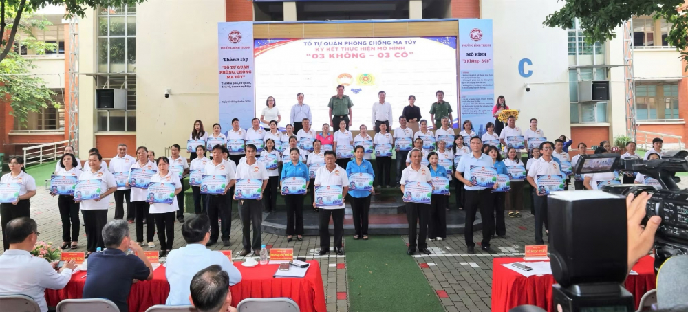 Ủy ban MTTQ Việt Nam phường đã ra mắt 53 Tổ tự quản phòng, chống ma túy. Ảnh: MD