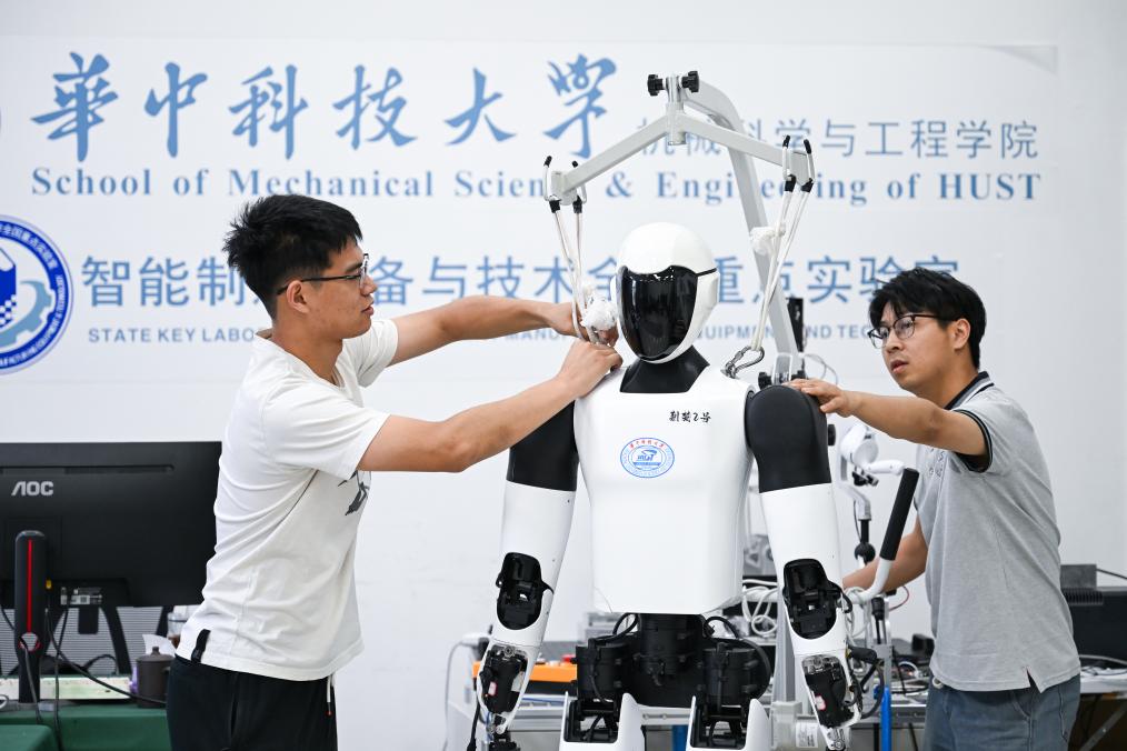 Sinh viên thực hành tại phòng thí nghiệm robot và trí tuệ nhân tạo. Trung Quốc đang đẩy mạnh đào tạo nhân lực trong các lĩnh vực AI, bán dẫn và tự động hóa như một phần của chiến lược phát triển công nghệ quốc gia - Ảnh: JP News