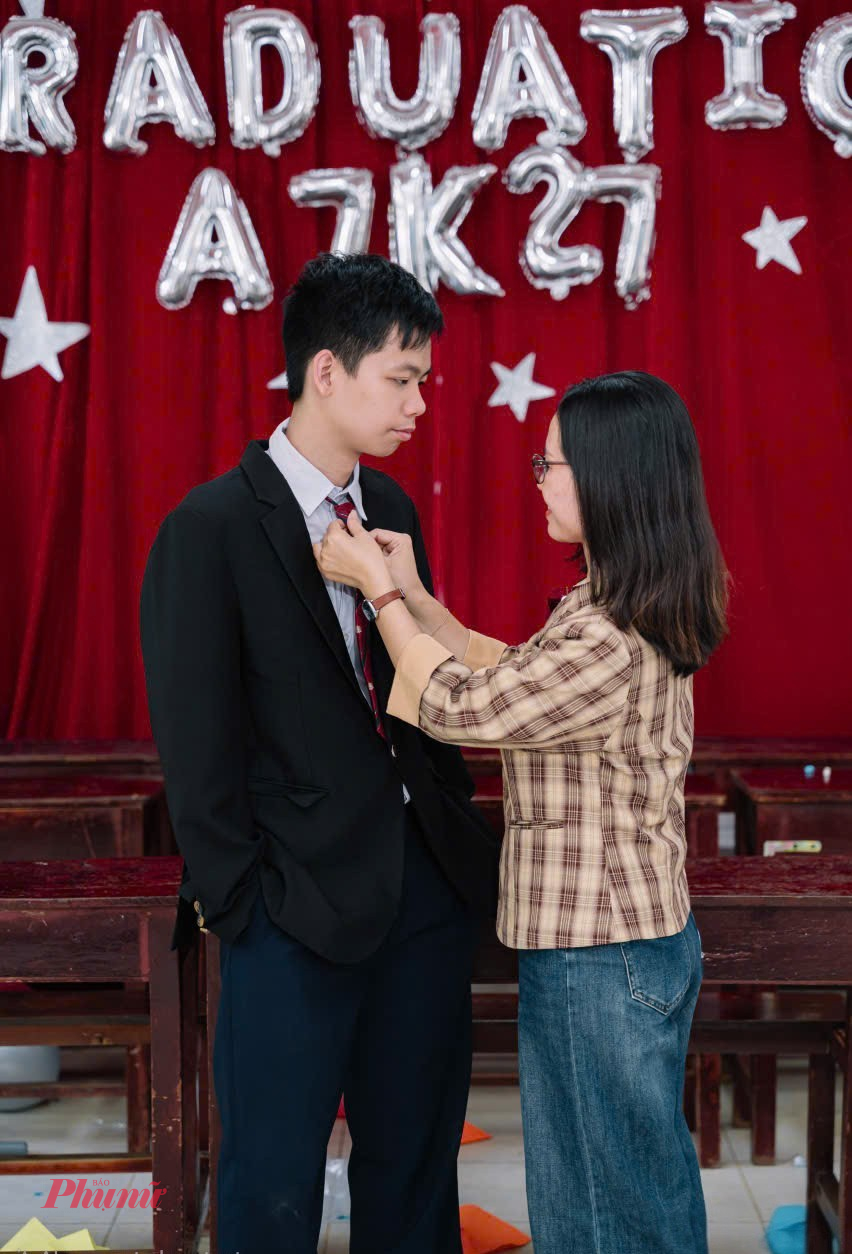 Bên cạnh niềm vui con trai tốt nghiệp THPT, chị Hương còn có thêm nỗi lo về việc chọn ngành vào đại học cho con - Ảnh: Nguyễn Thuận