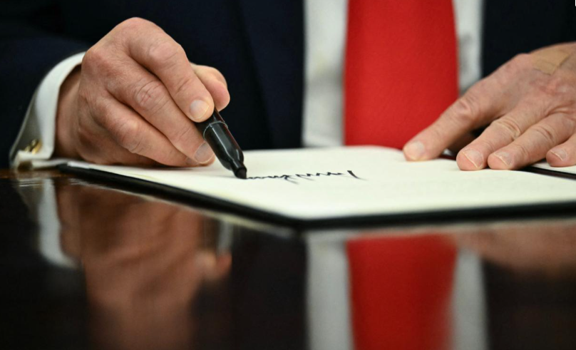 Tổng thống Mỹ Donald Trump ký một tuyên bố tại Phòng Bầu dục của Nhà Trắng ở Washington, DC, vào ngày 11 tháng 6 năm 2026. (Ảnh AFP)