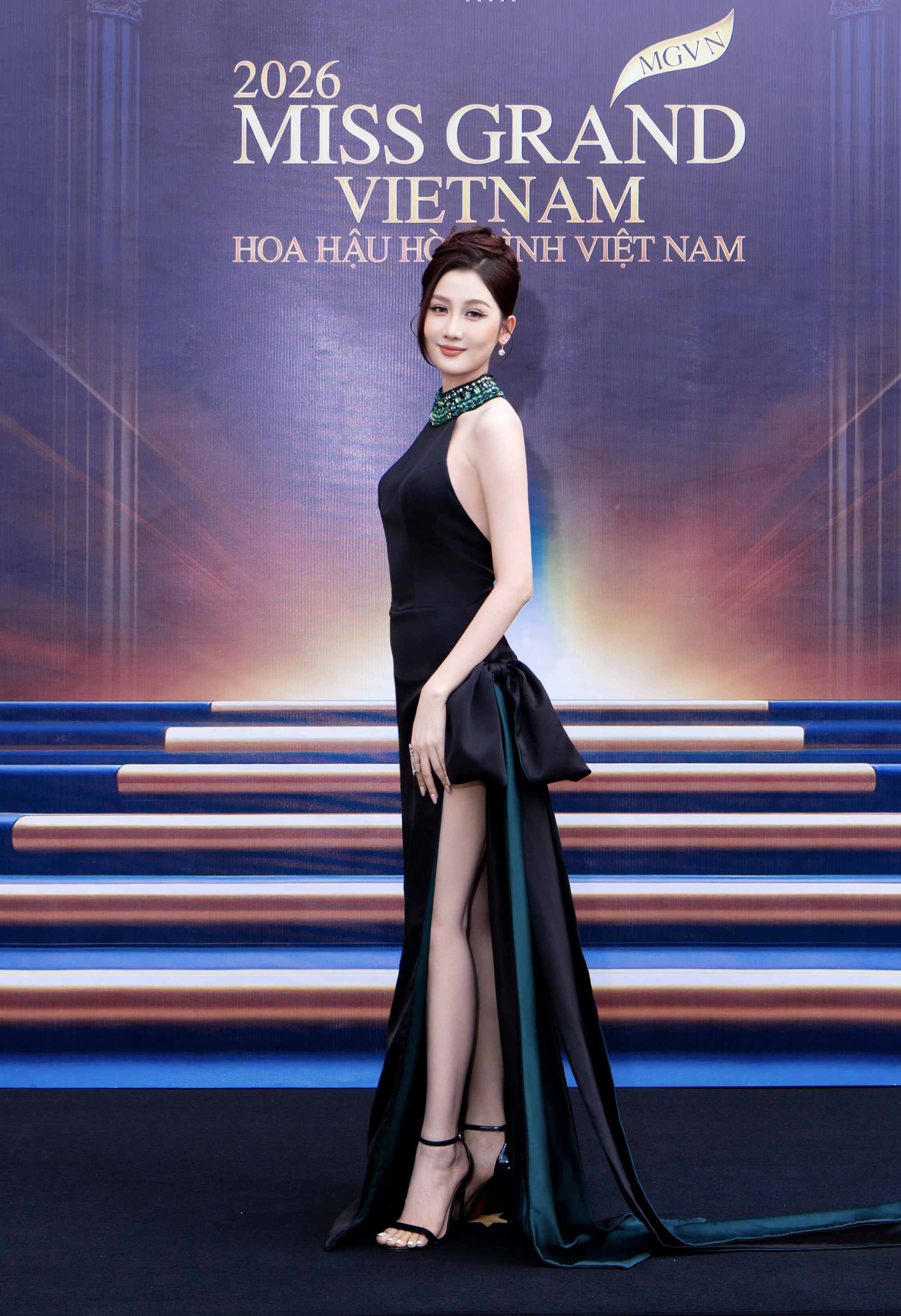 Hoa hậu Quế Anh diện váy cổ yếm tông đen được tạo điểm nhấn bằng chi tiết màu xanh lá. 