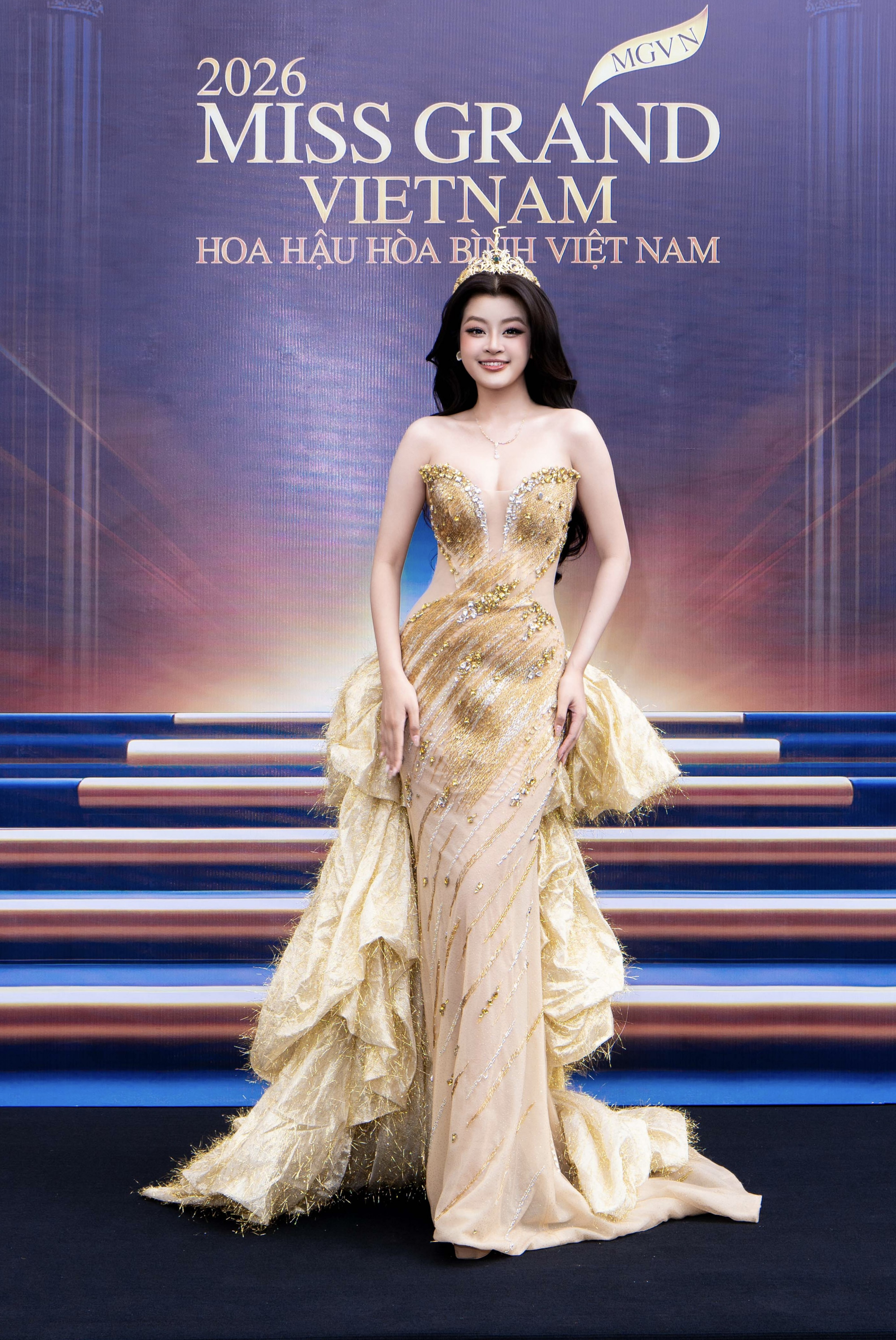 Á hậu Phương Anh cũng diện đầm tông vàng ánh kim. Phần tà váy được thiết kế để tăng sự mềm mại cho người mặc.