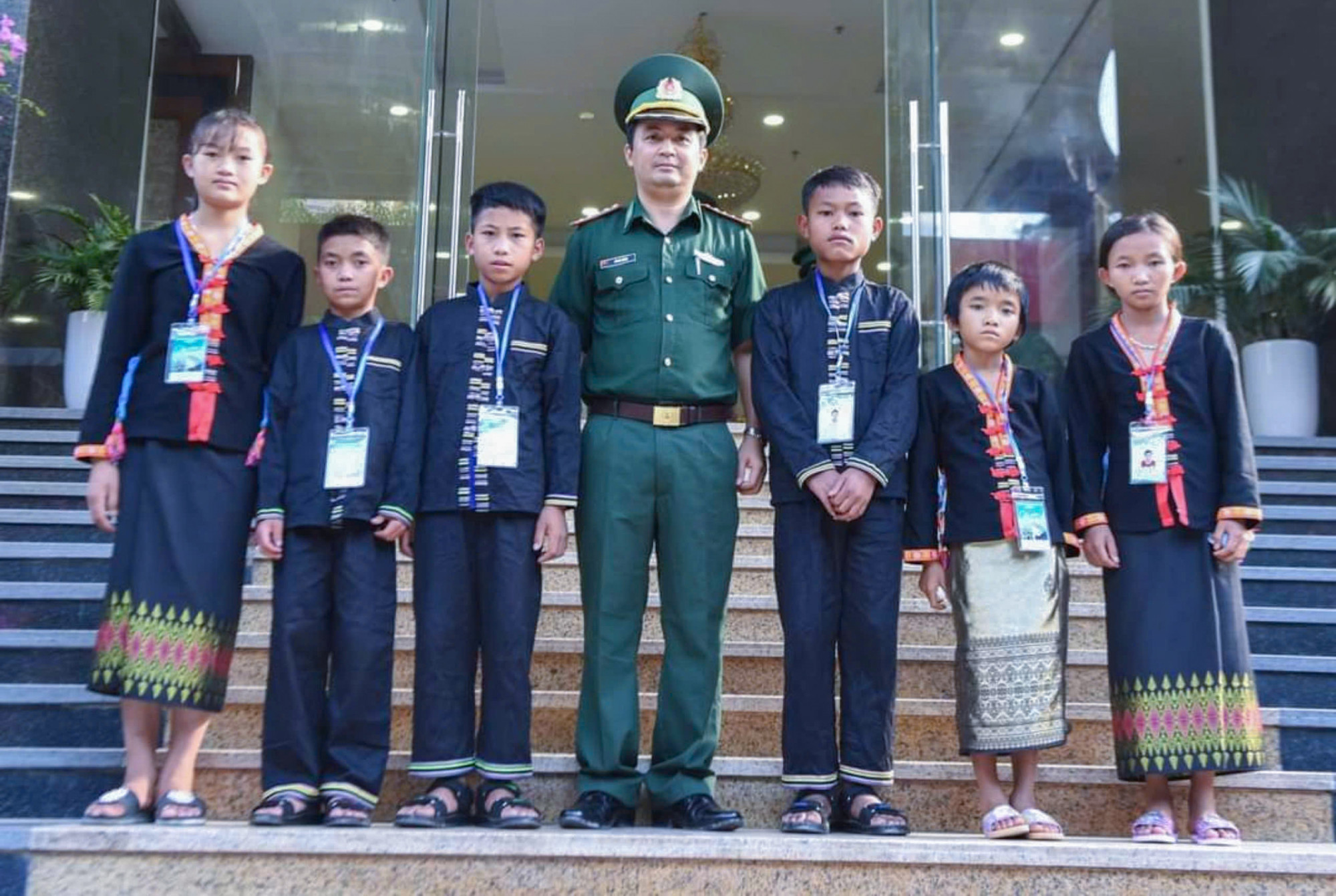 Hoa (ngoài cùng bên trái) chụp ảnh cùng cha nuôi biên phòng ở Đồn biên phòng Keng Đu - Ảnh: Khánh Trung